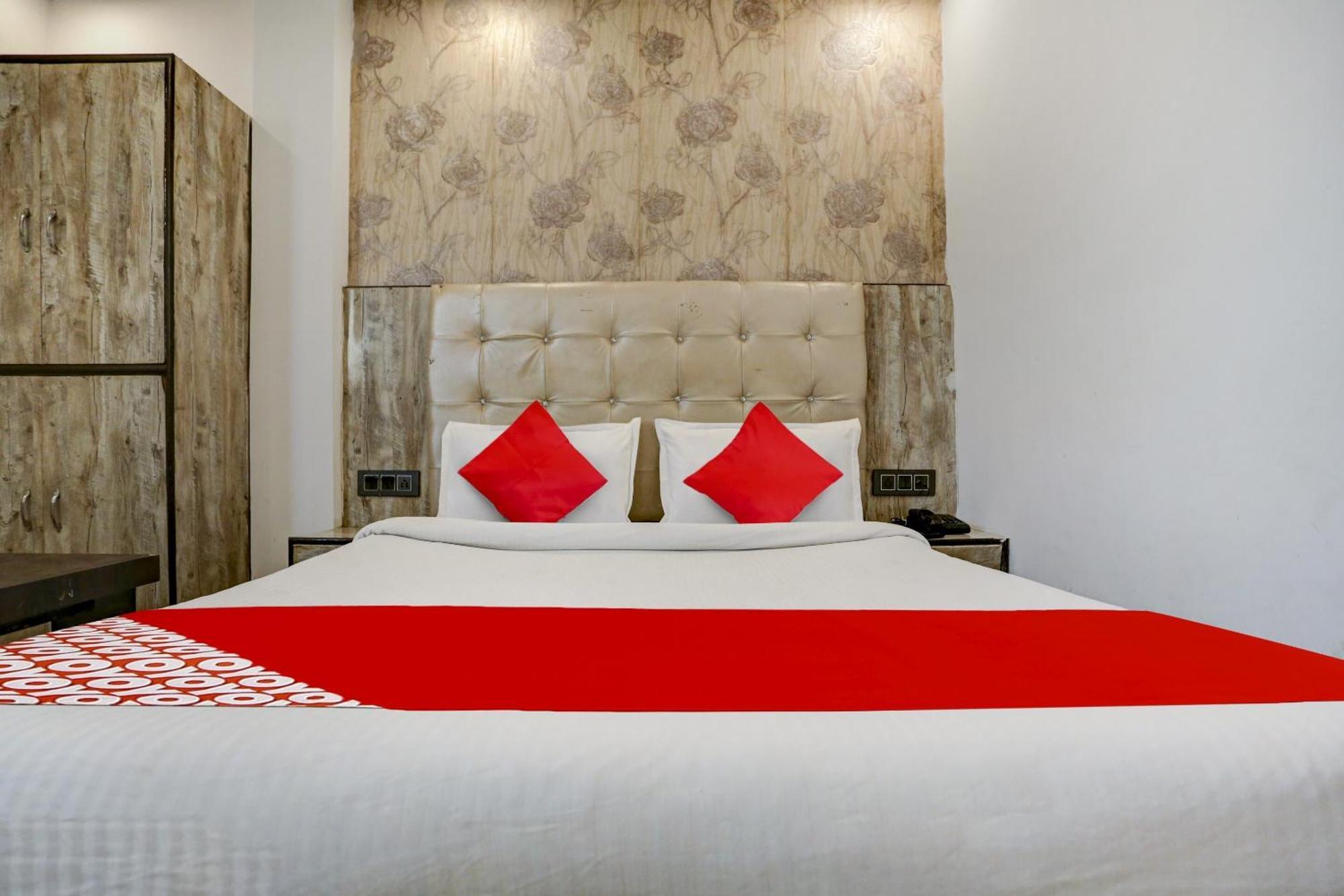 Live On Del1739 Hotel 3*