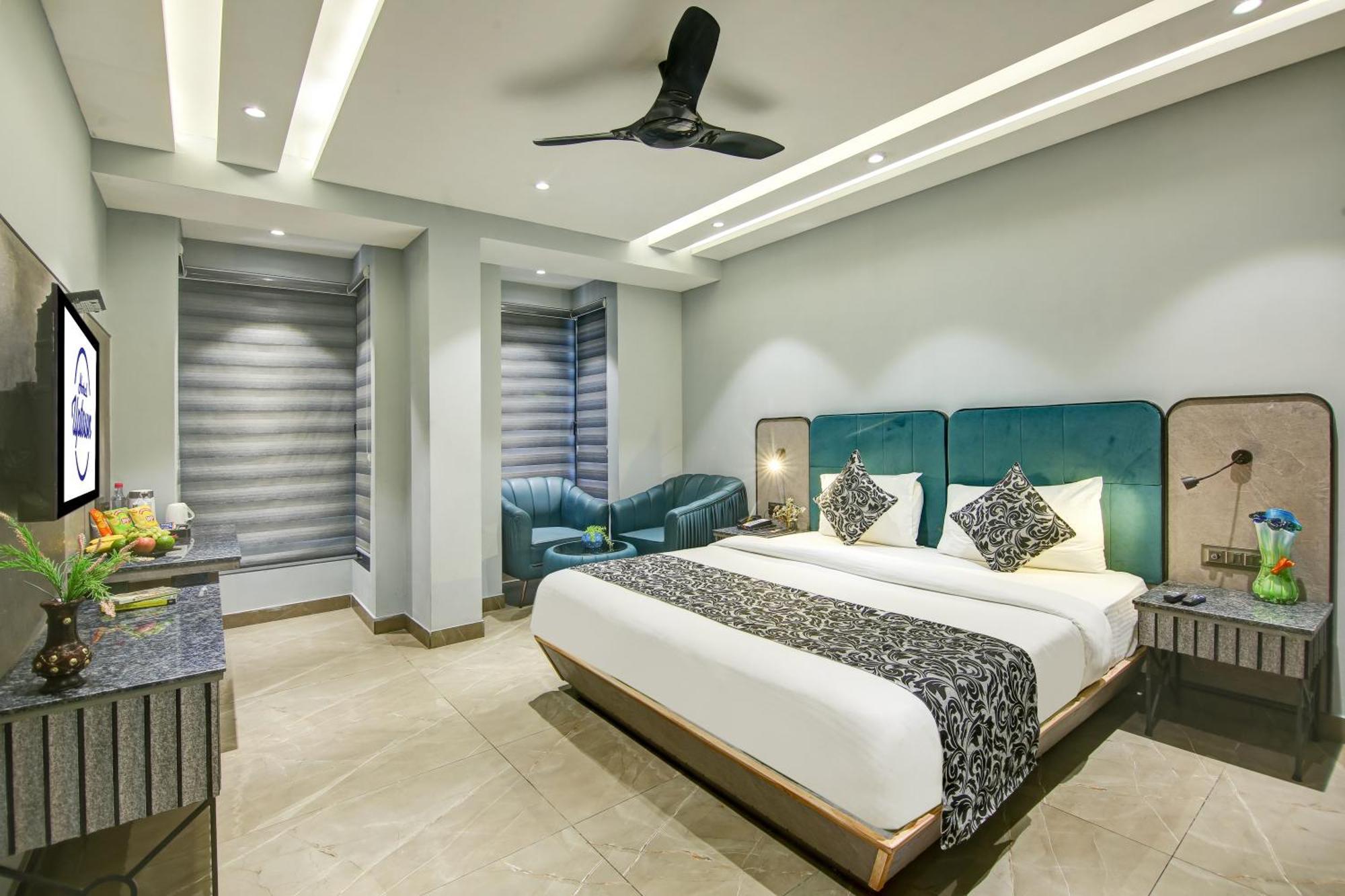 Uptown - 1km From Connaught Place 4*