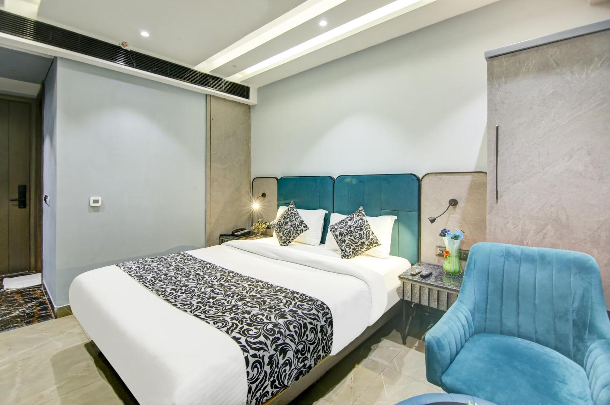 Hotel Uptown - 1km From Connaught Place 4*