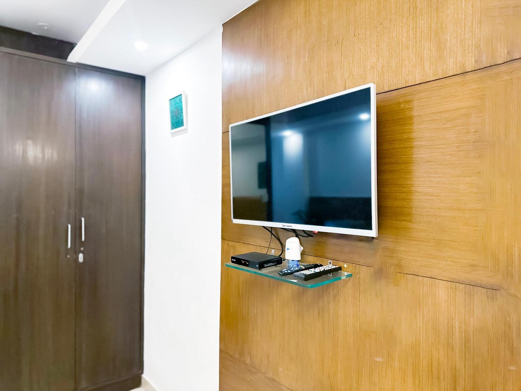 Locals - Near Hauzkhas 3* New Delhi