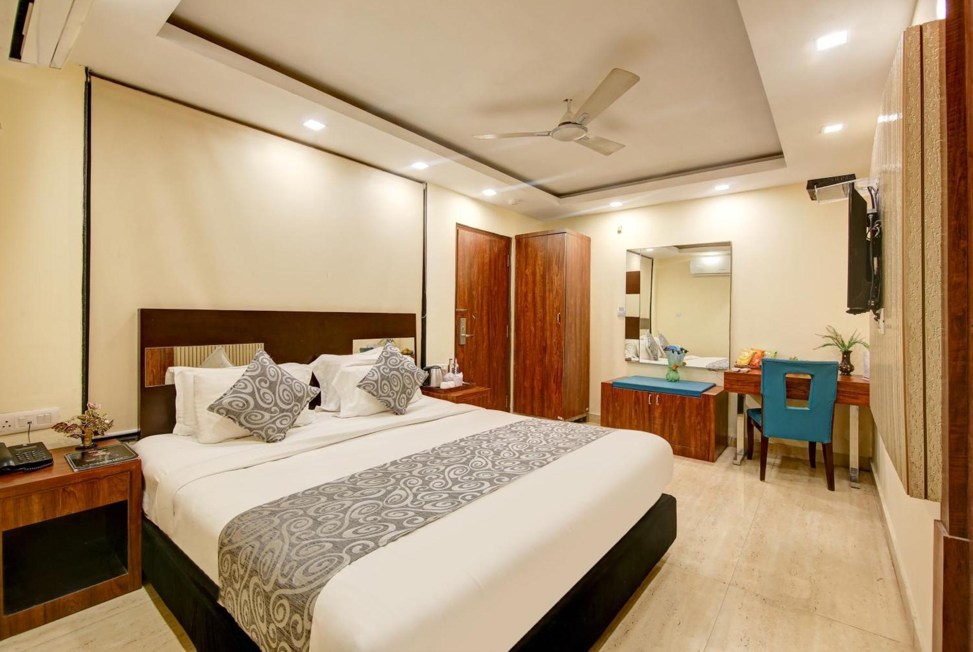 Neu - Near Connaught Place 4*