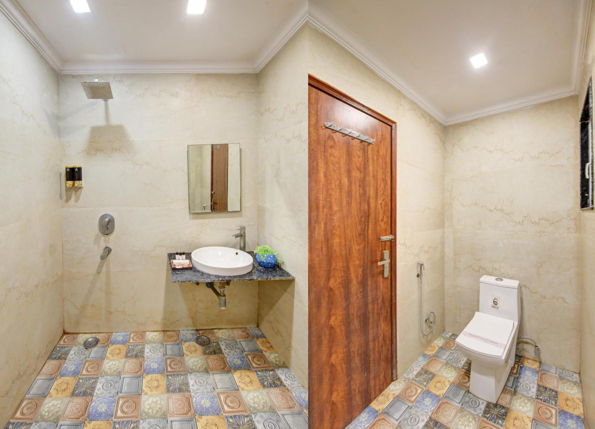Hotel Neu - Near Connaught Place 4*