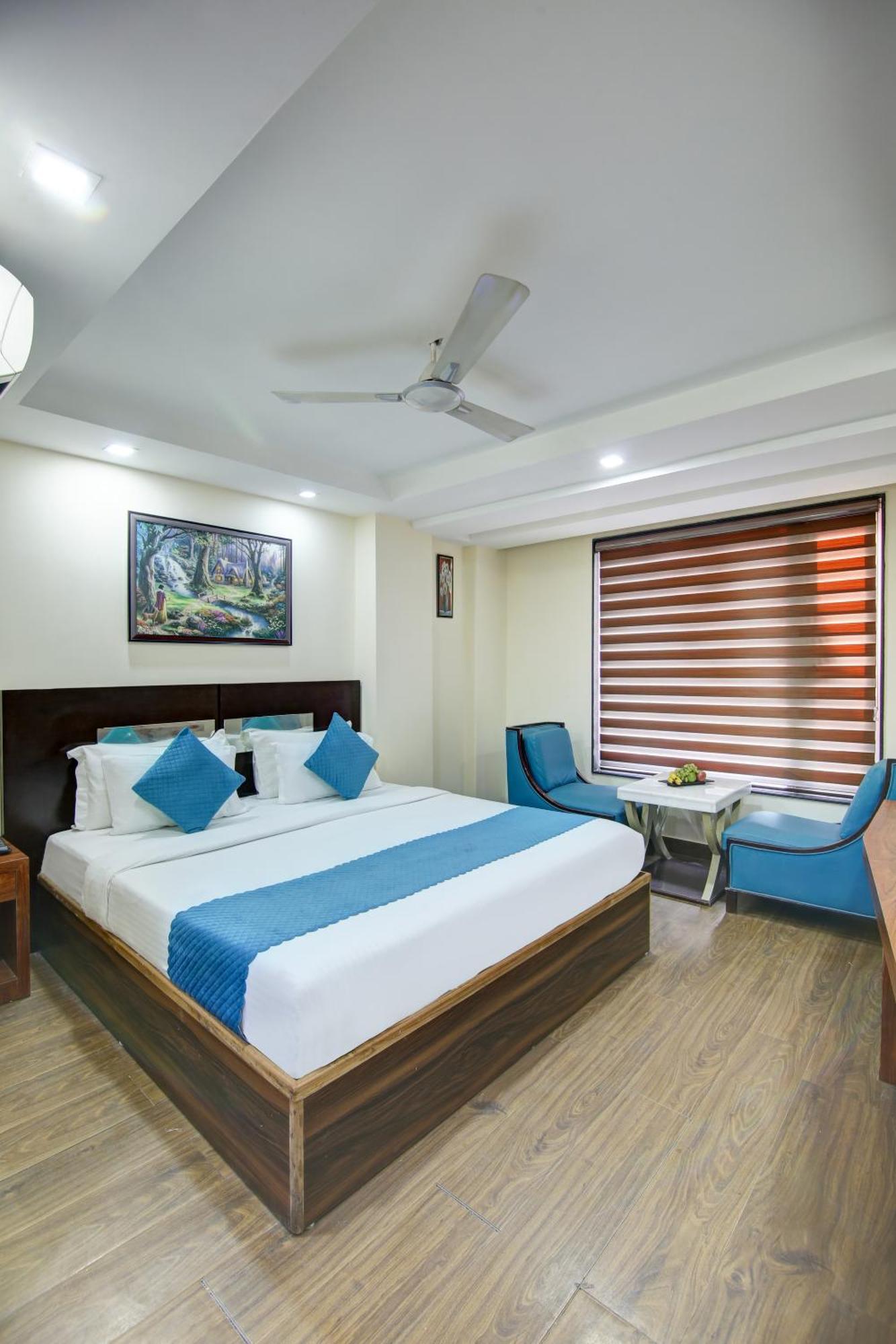 Neu - Near Connaught Place 4*