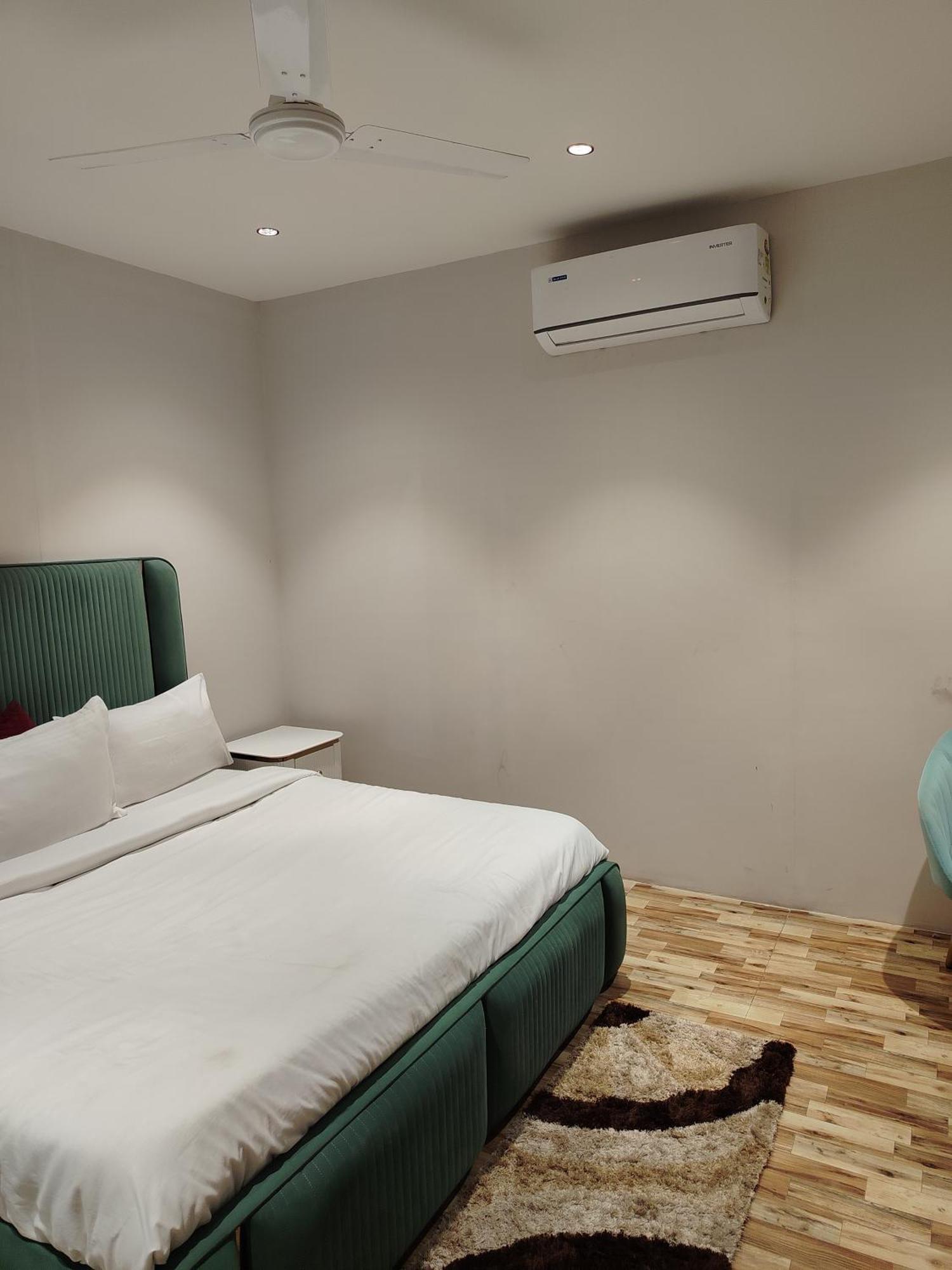 Rivaz And Restaurant Hotel New Delhi