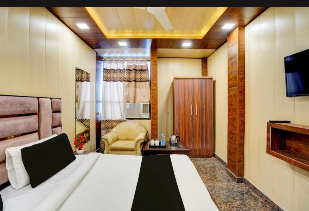 Glace Near Igi Airport Delhi Hotel 3*
