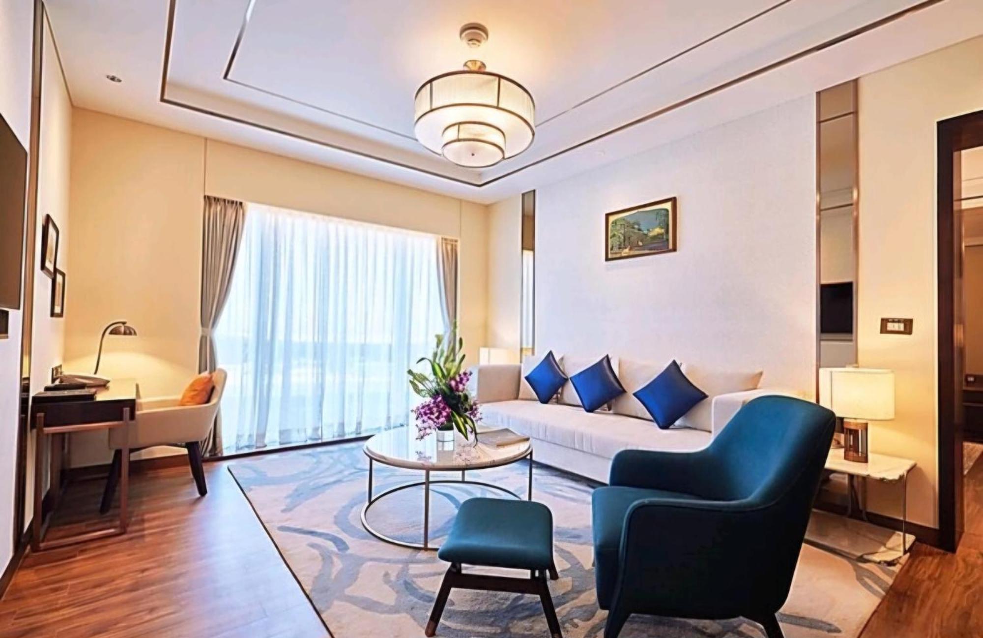 Hotel Belwoood Near Delhi International Airport