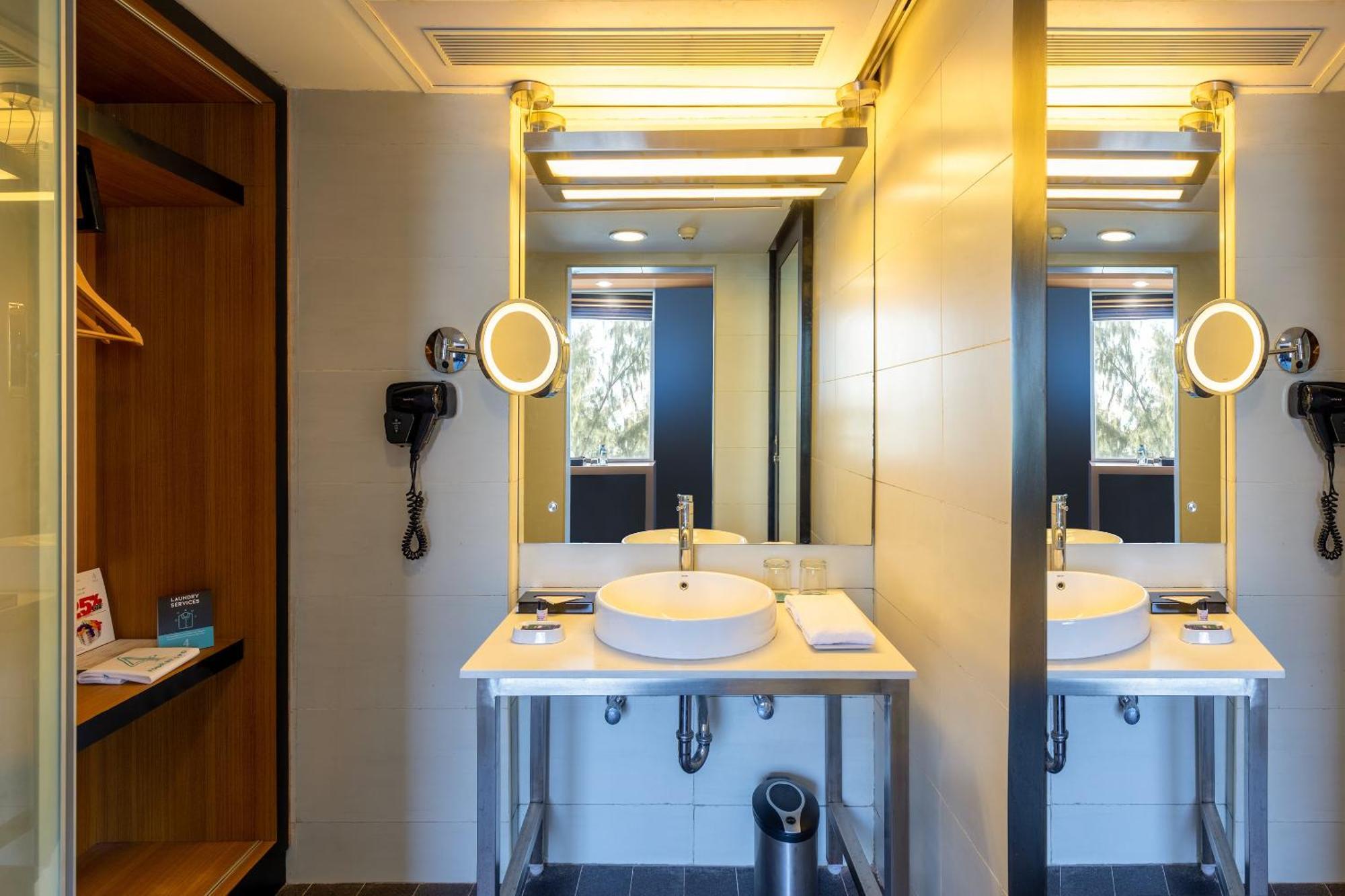 Hotel Pacefic By Igi Airport 4*
