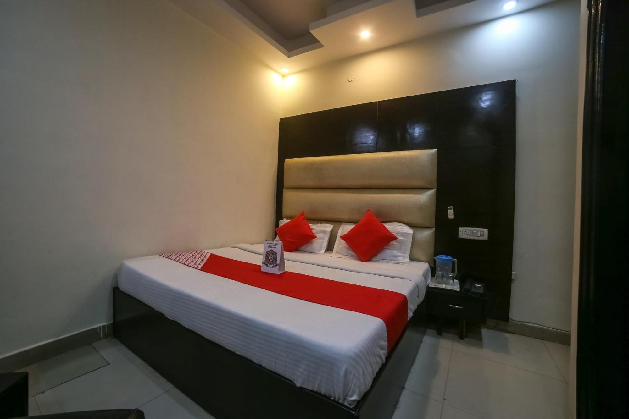 Oyo West Delhi Near Tdi Mall 3*