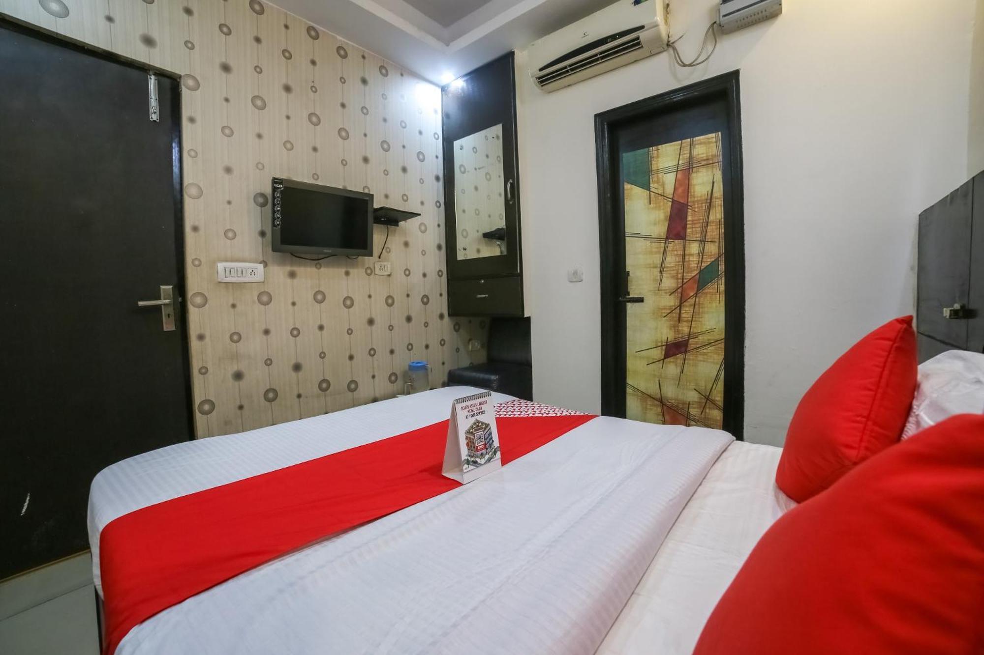 Oyo West Delhi Near Tdi Mall Hotel