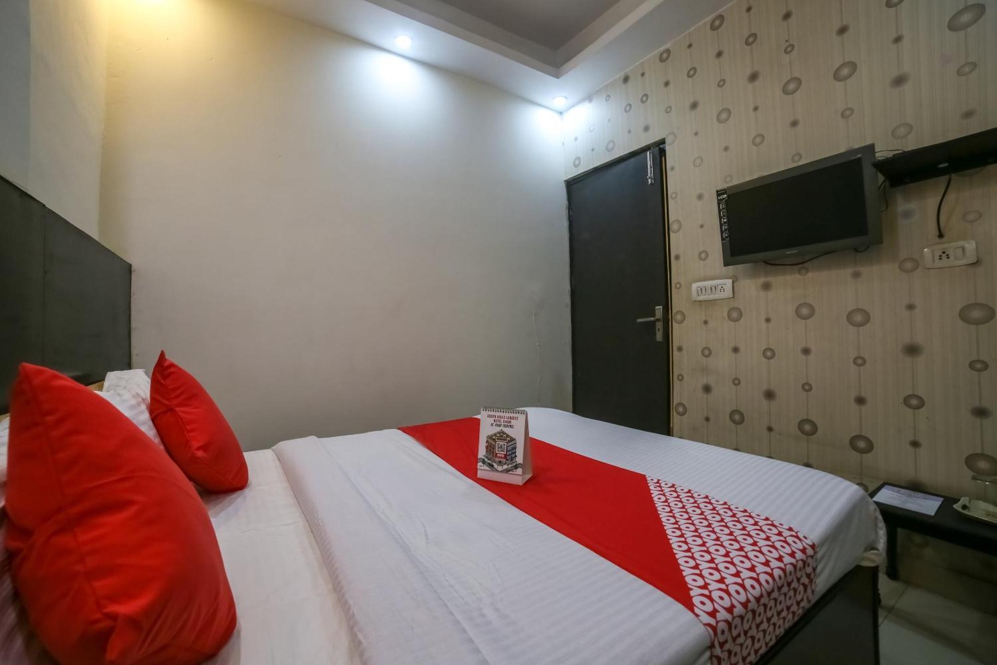 Oyo West Delhi Near Tdi Mall Hotel New Delhi