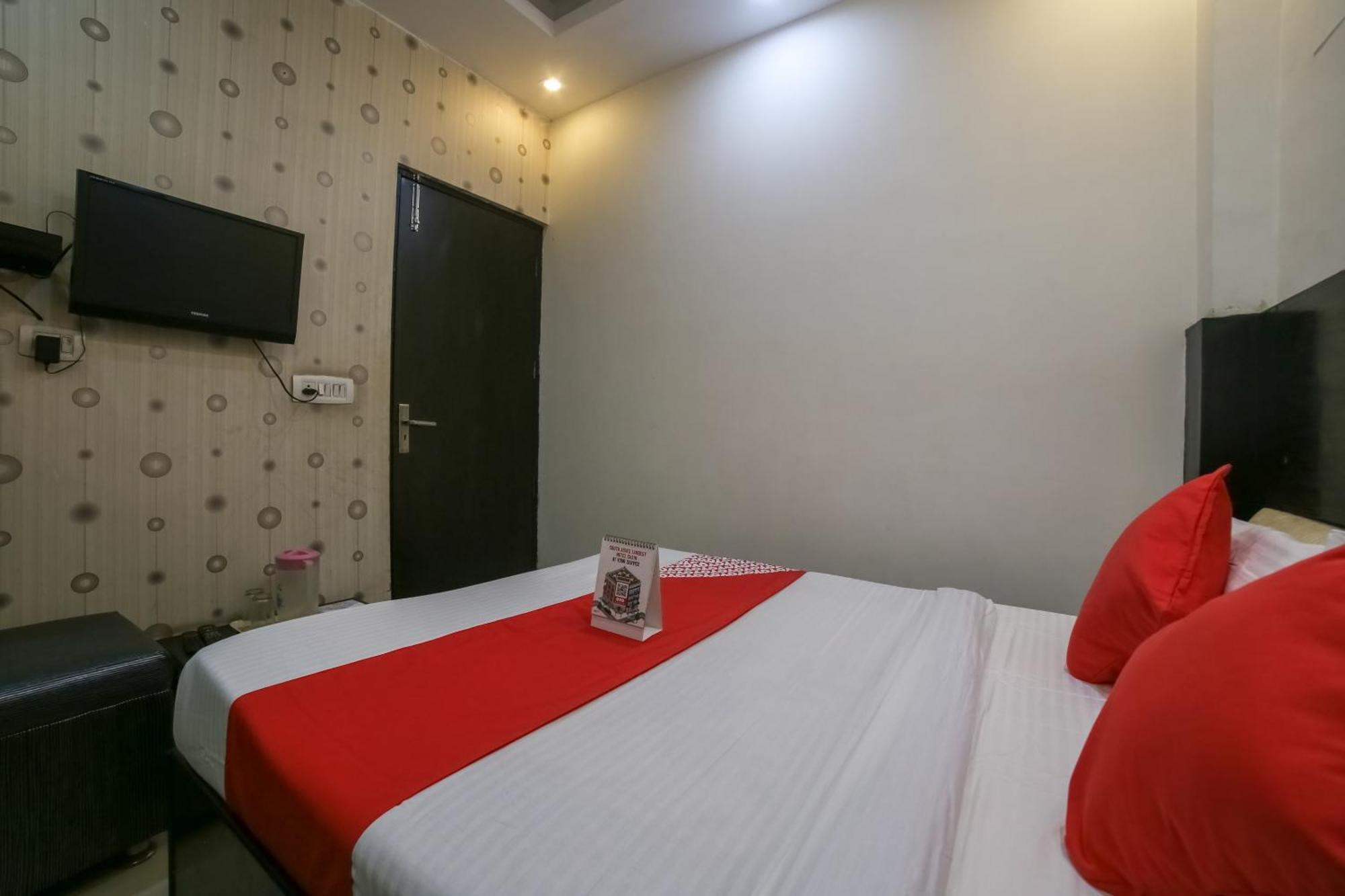 Oyo West Delhi Near Tdi Mall 3*