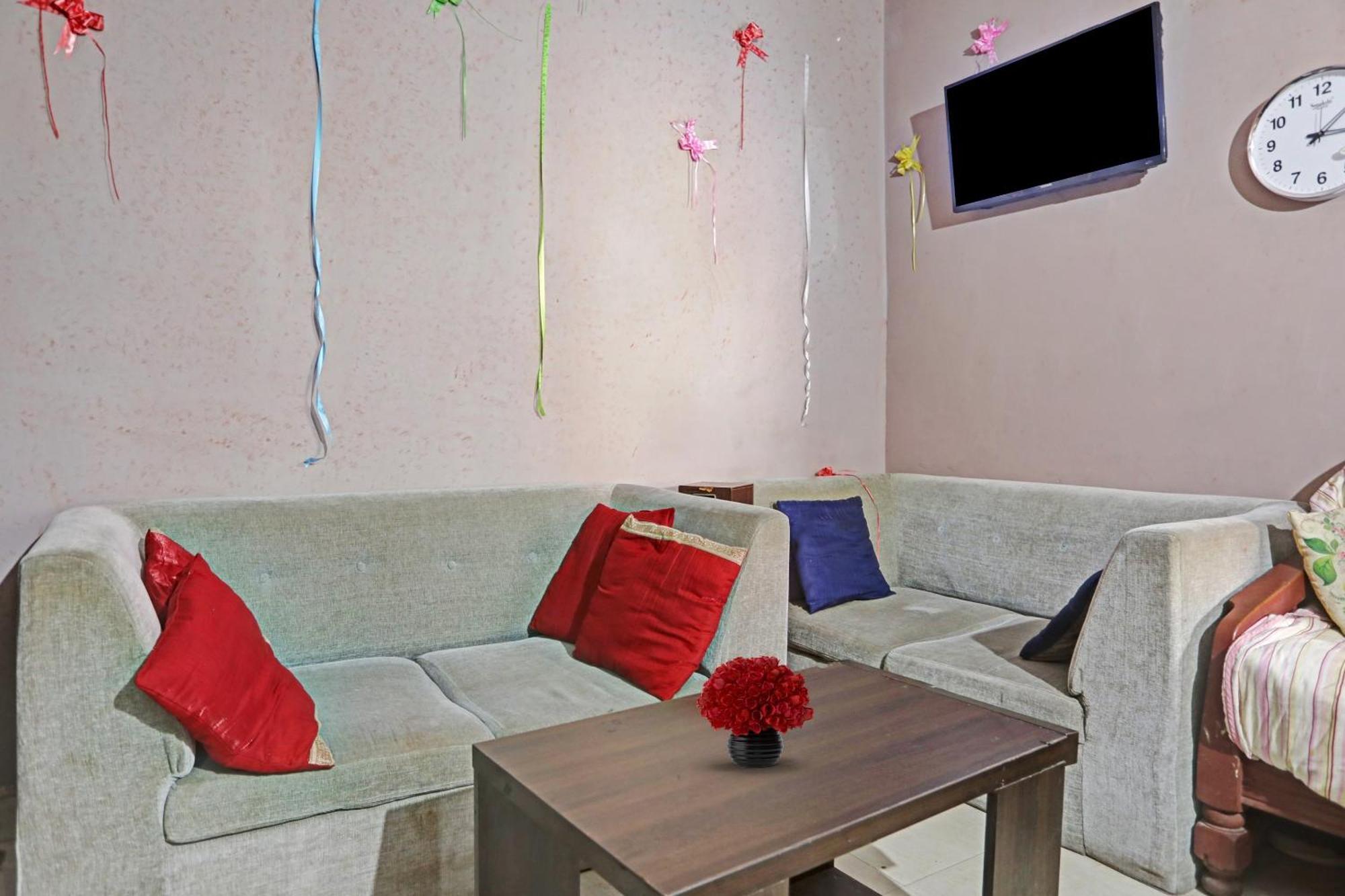 Hotel Collection O Mayank Near Iskcon Temple Noida Kālkāji Devi