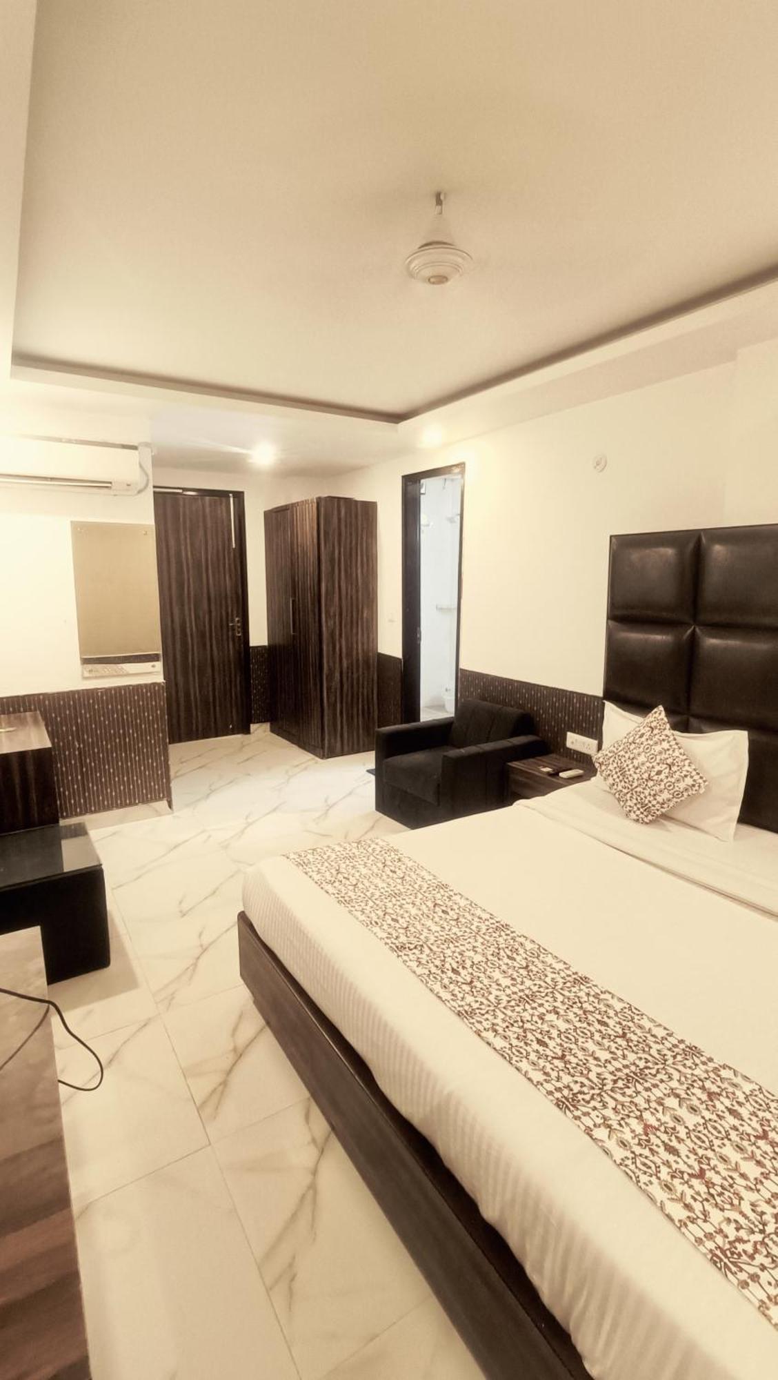 Mayda Residency By Mayda Hospitality Pvt. Ltd. Acomodação com café da manhã  3*