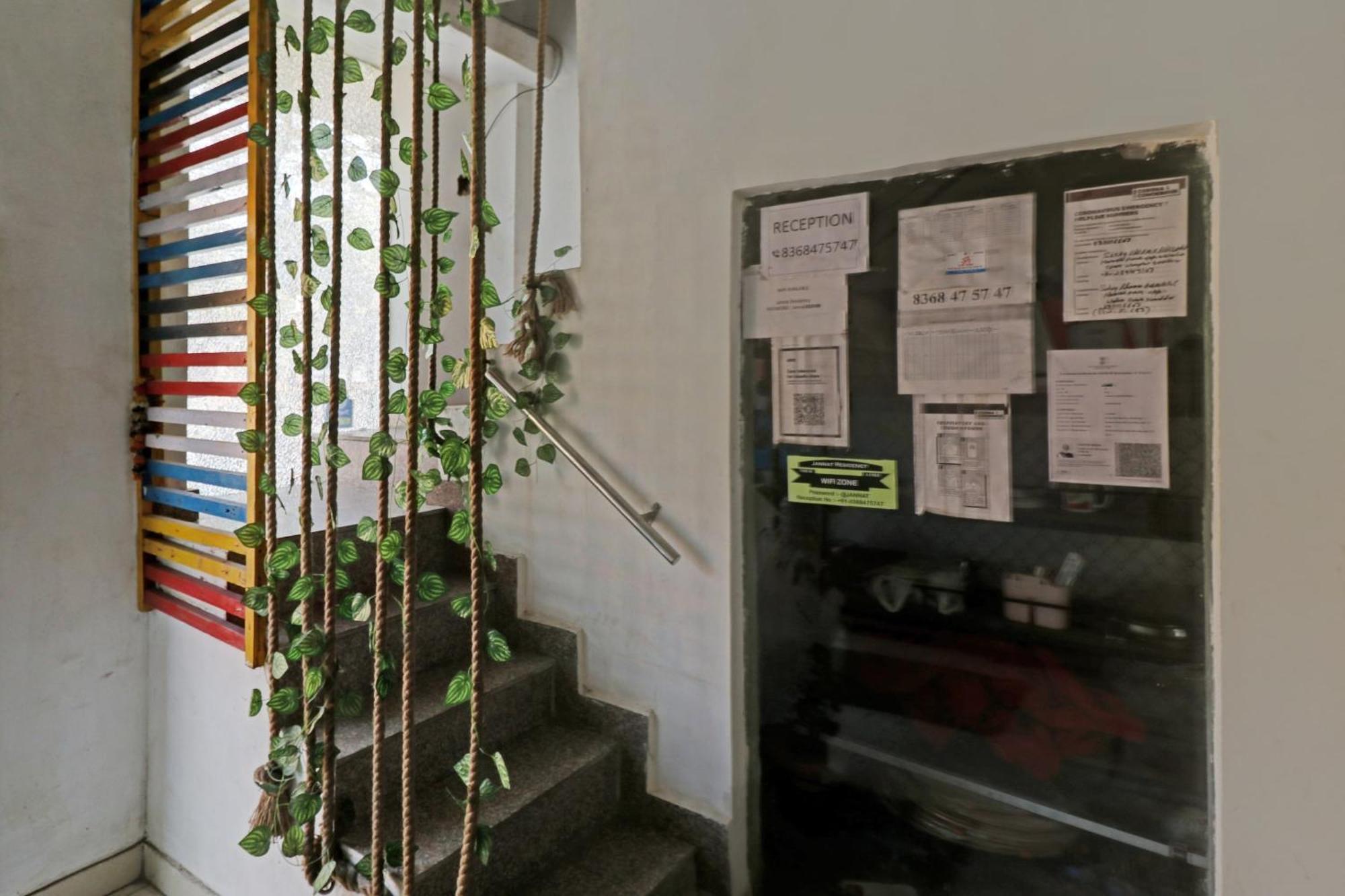 Hotel Town House Near M2k Cinema Pitampura Nova Deli