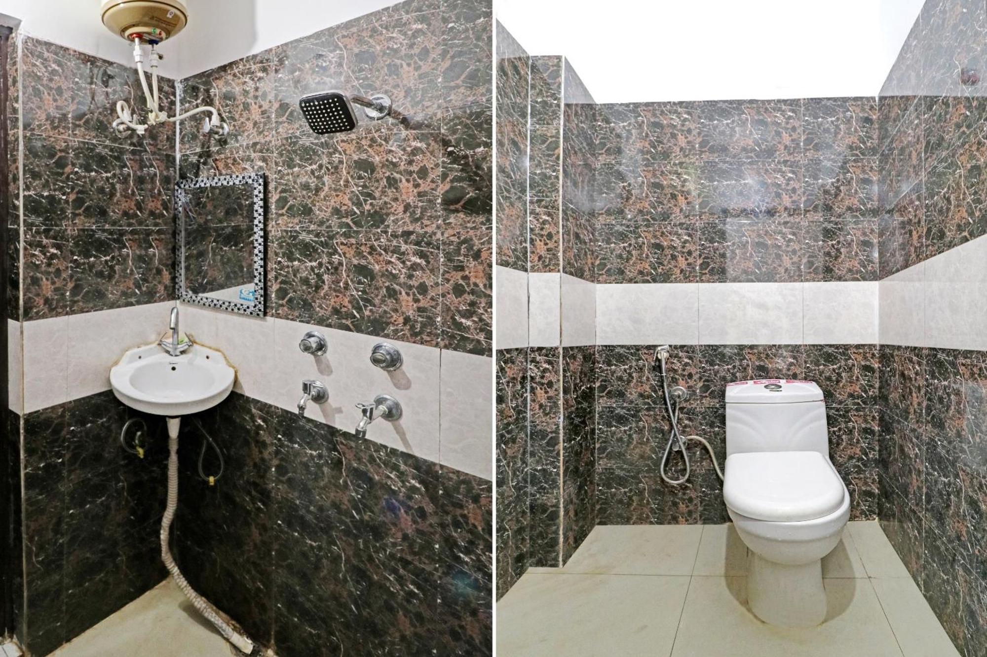 Hotel Town House Near M2k Cinema Pitampura 4*