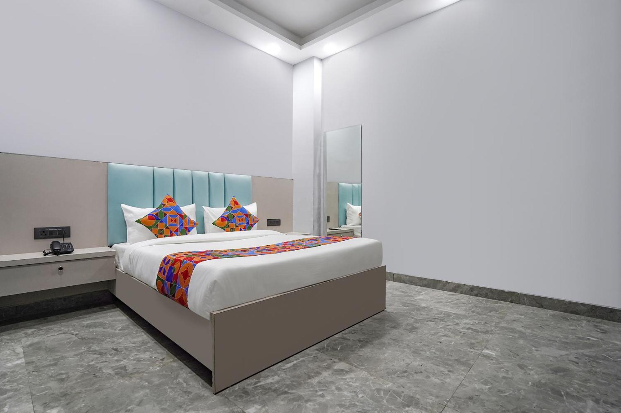 Hotel Fabhotel The Royal - Nr Guru Govind Singh University