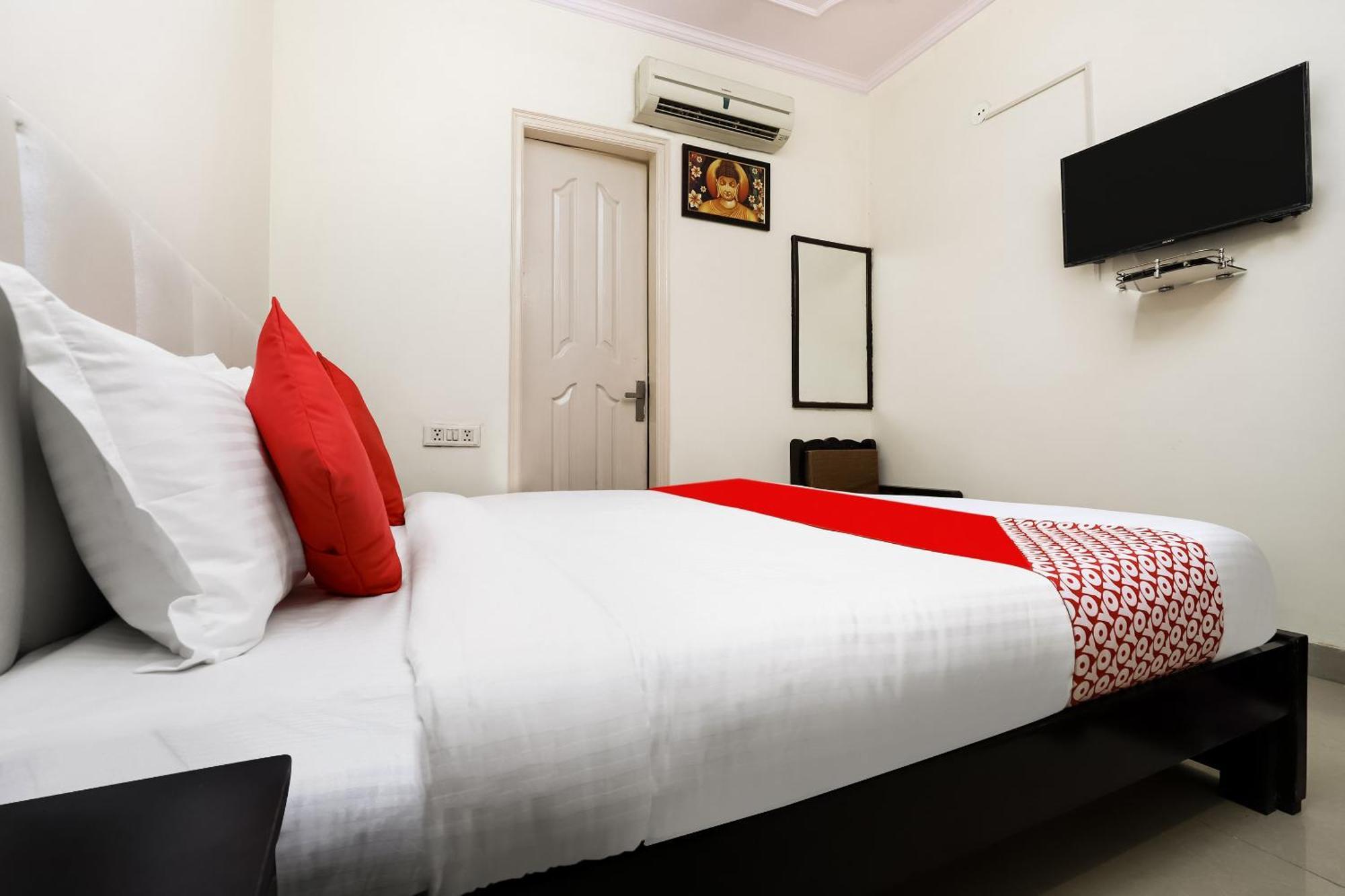 Collection O Ramji Grand Near Tdi Mall New Delhi