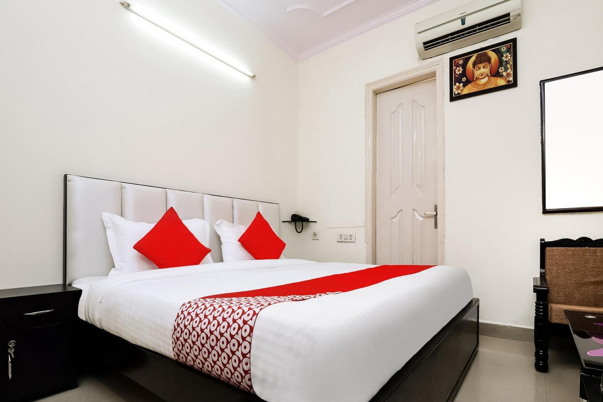 Collection O Ramji Grand Near Tdi Mall Hotel