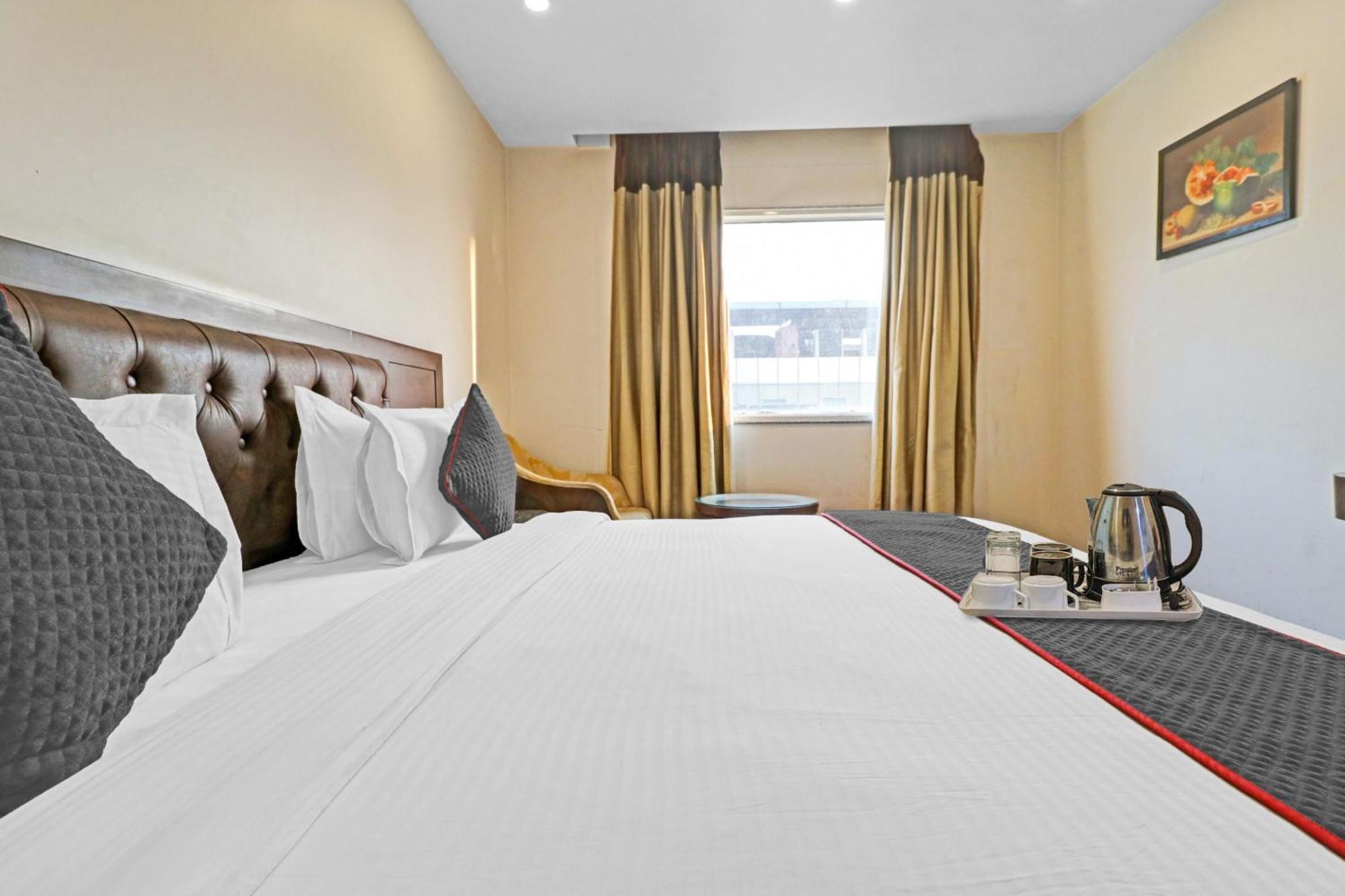 Hotel Grand Belwood Near Delhi Airport 4*