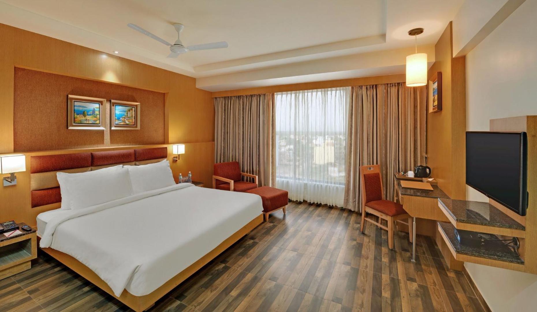 Grand Belwood Near Delhi Airport 4*