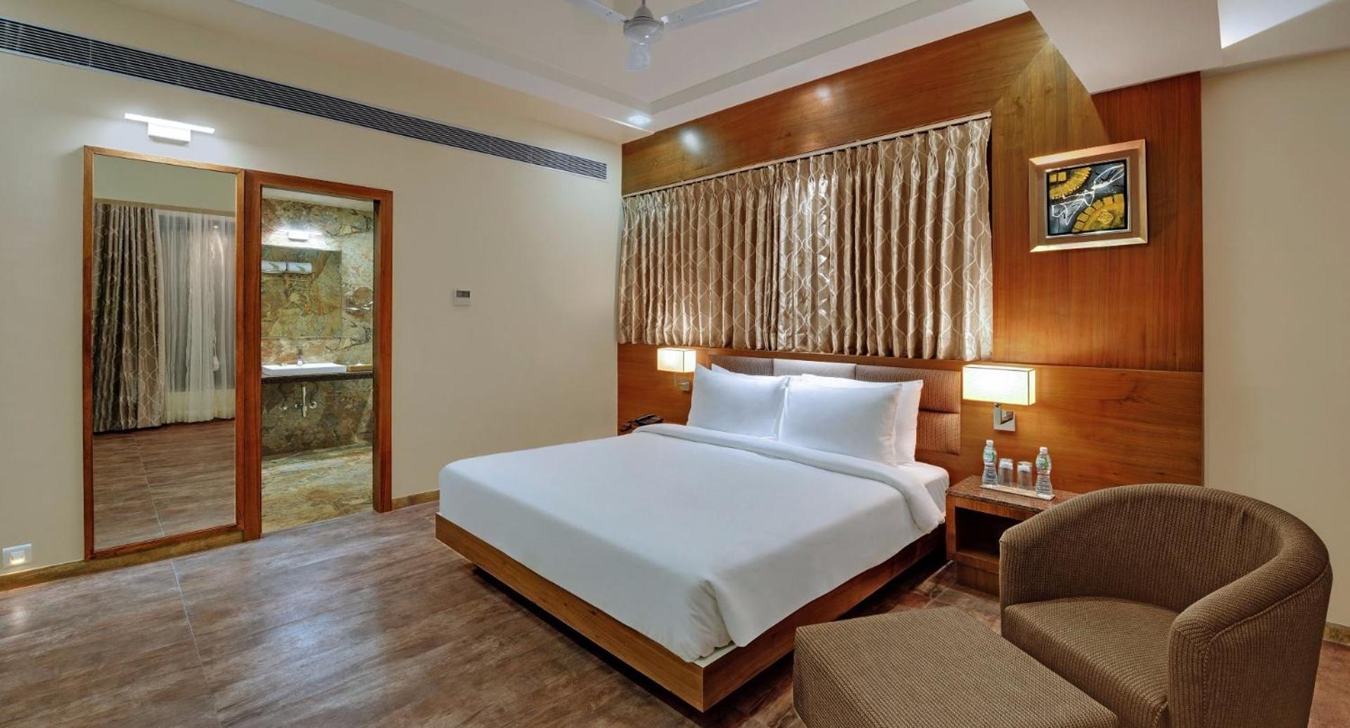 Hotel Grand Belwood Near Delhi Airport 4*