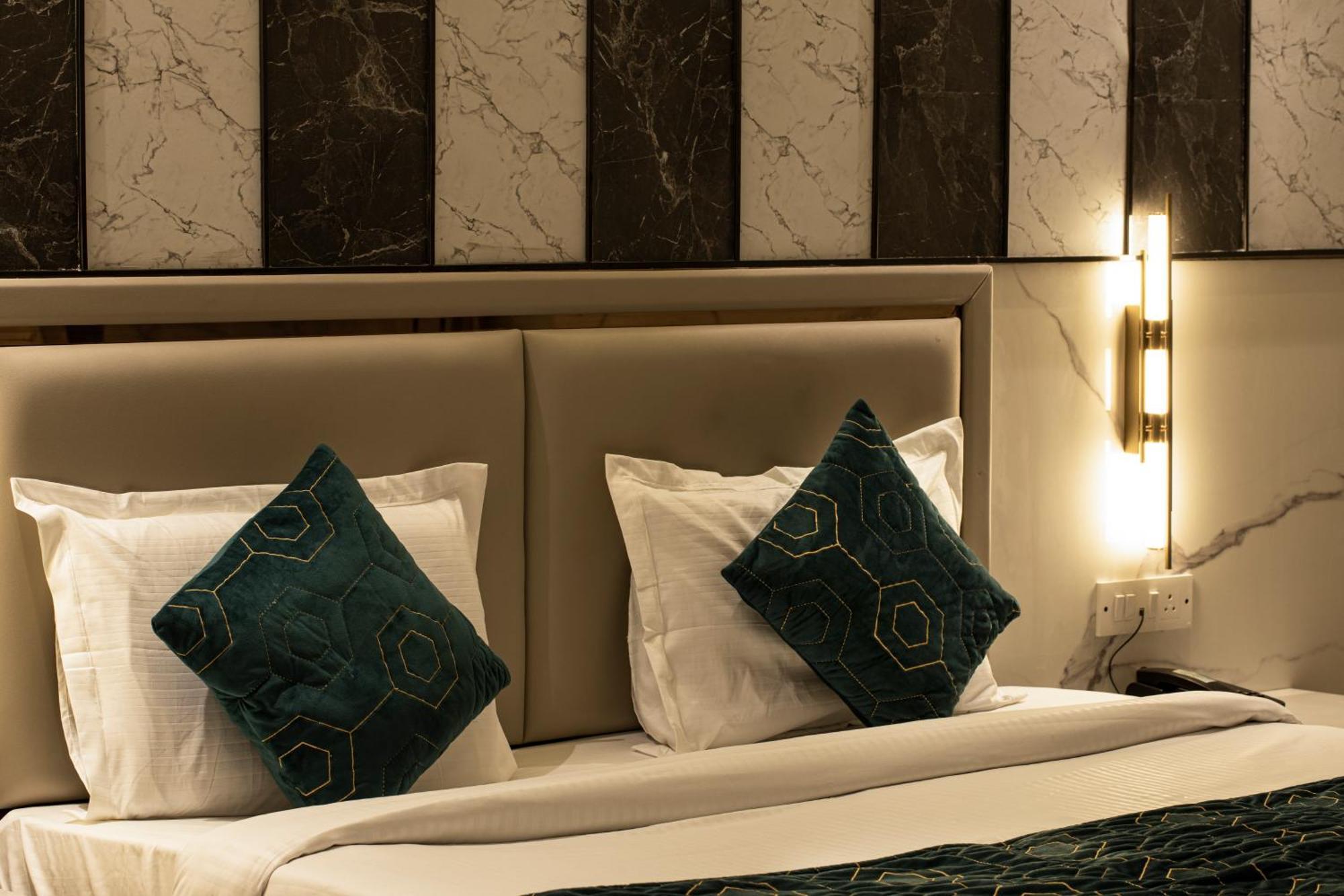 Hotel International By Star Group - Near Delhi Airport