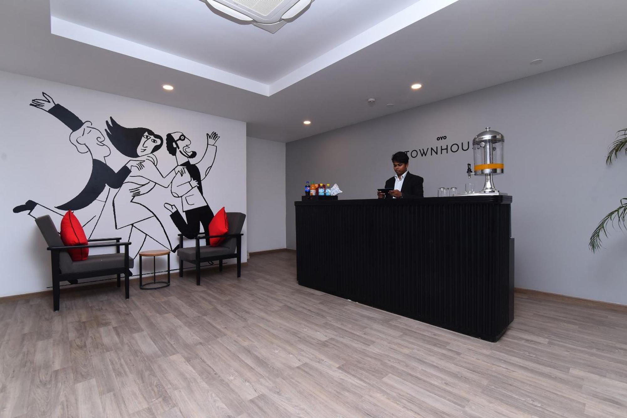 Townhouse Rudra Near Chhatarpur Metro Station 4*