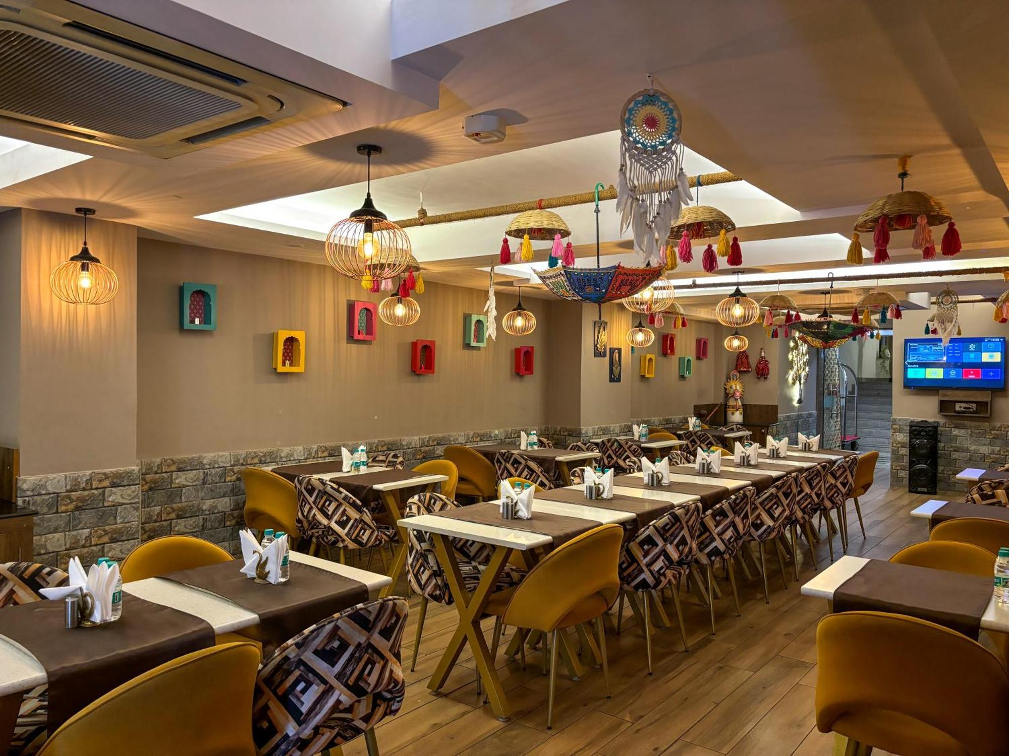Oxmo Delhi Airport With Free Airport Transsfer Hotel 4*