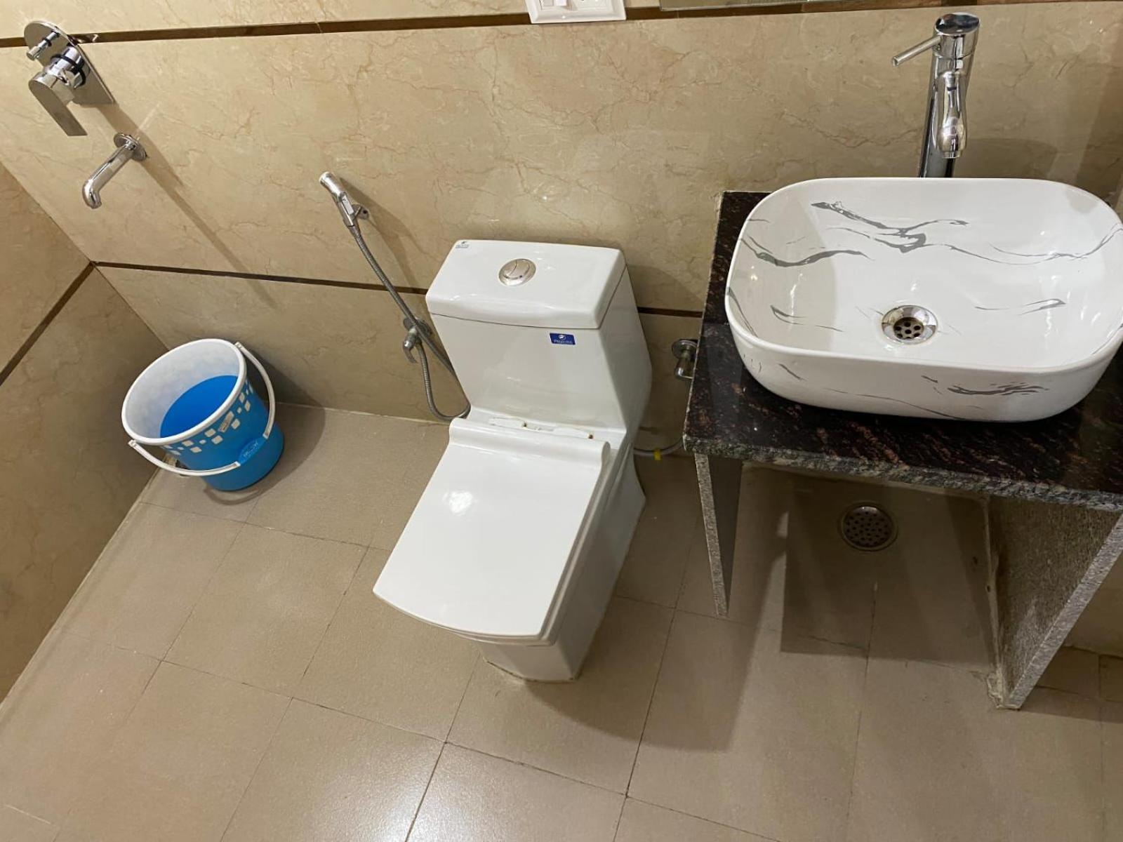 Couple Friendly Comfort Near Mundka Metro Station 3*