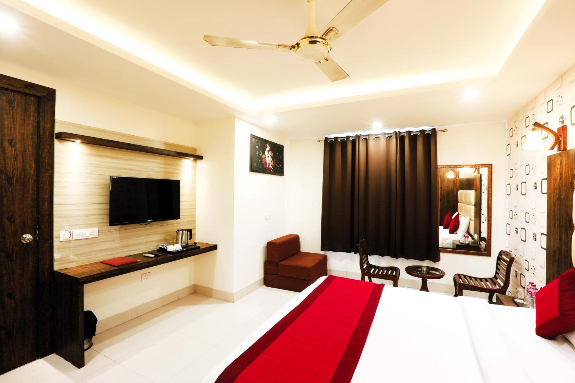 Triton Grand 3* New Delhi