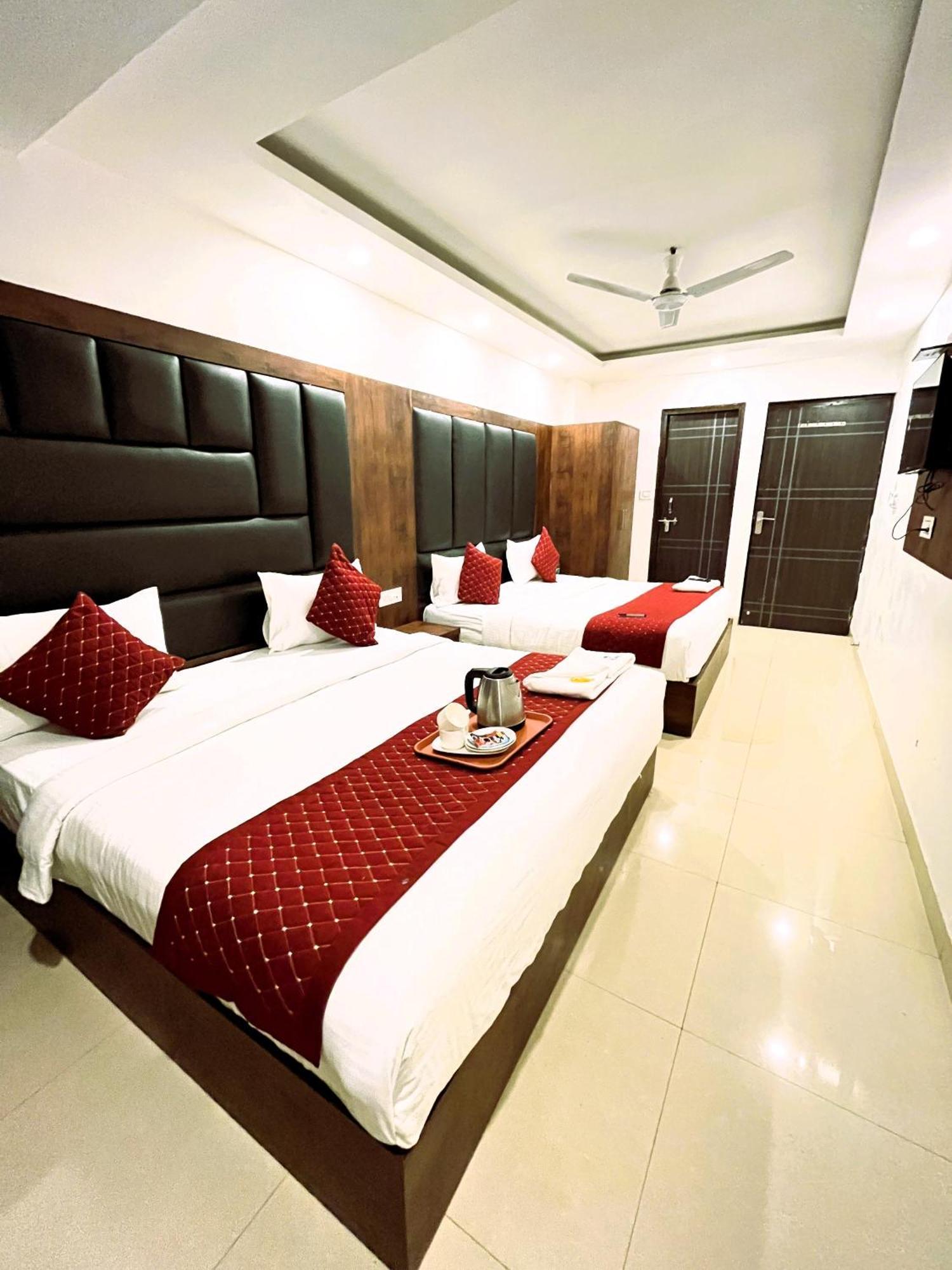 Triton Grand 3* New Delhi