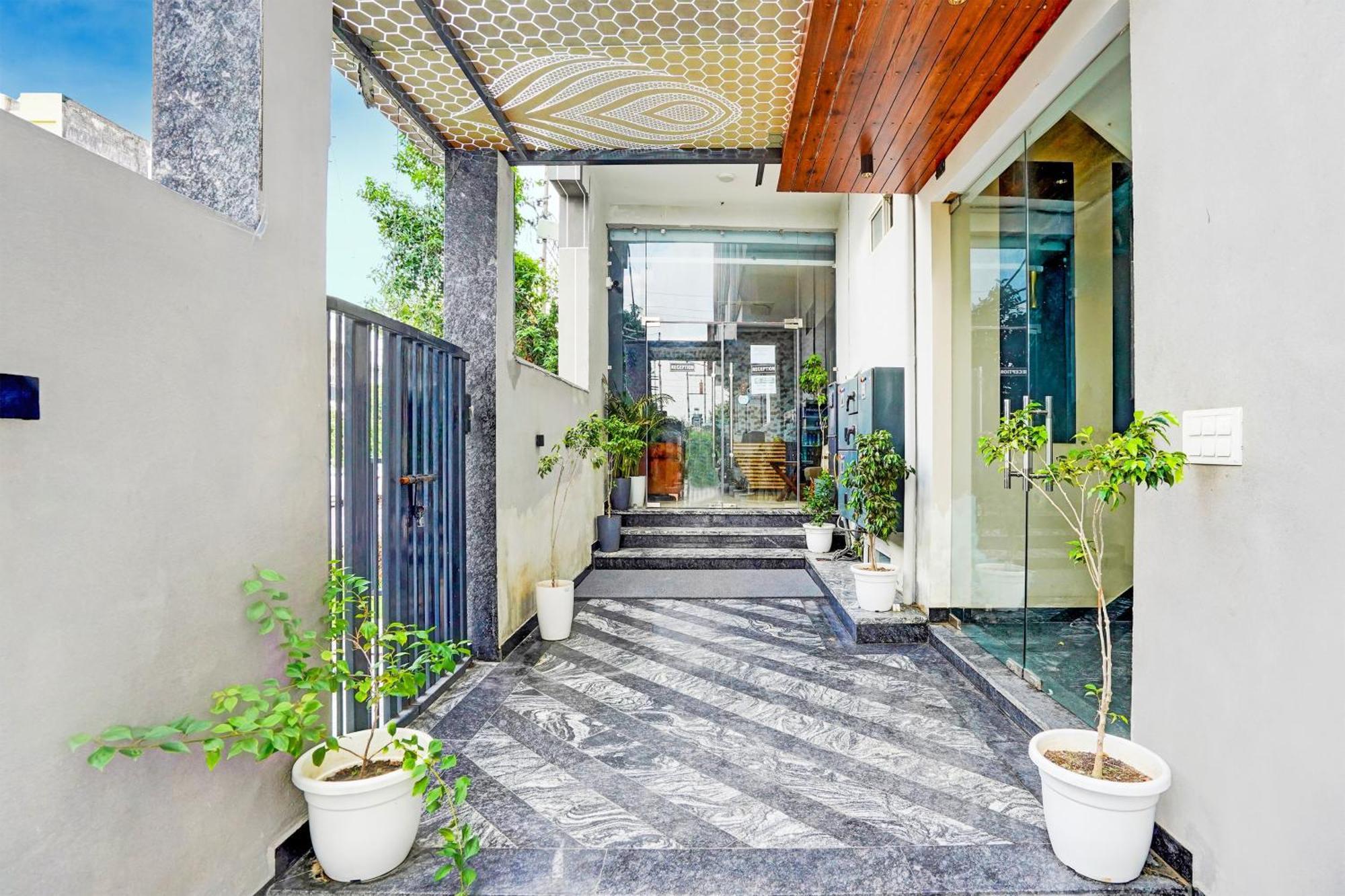 Marina Plaza A Family Near Igi Airport Delhi 4*