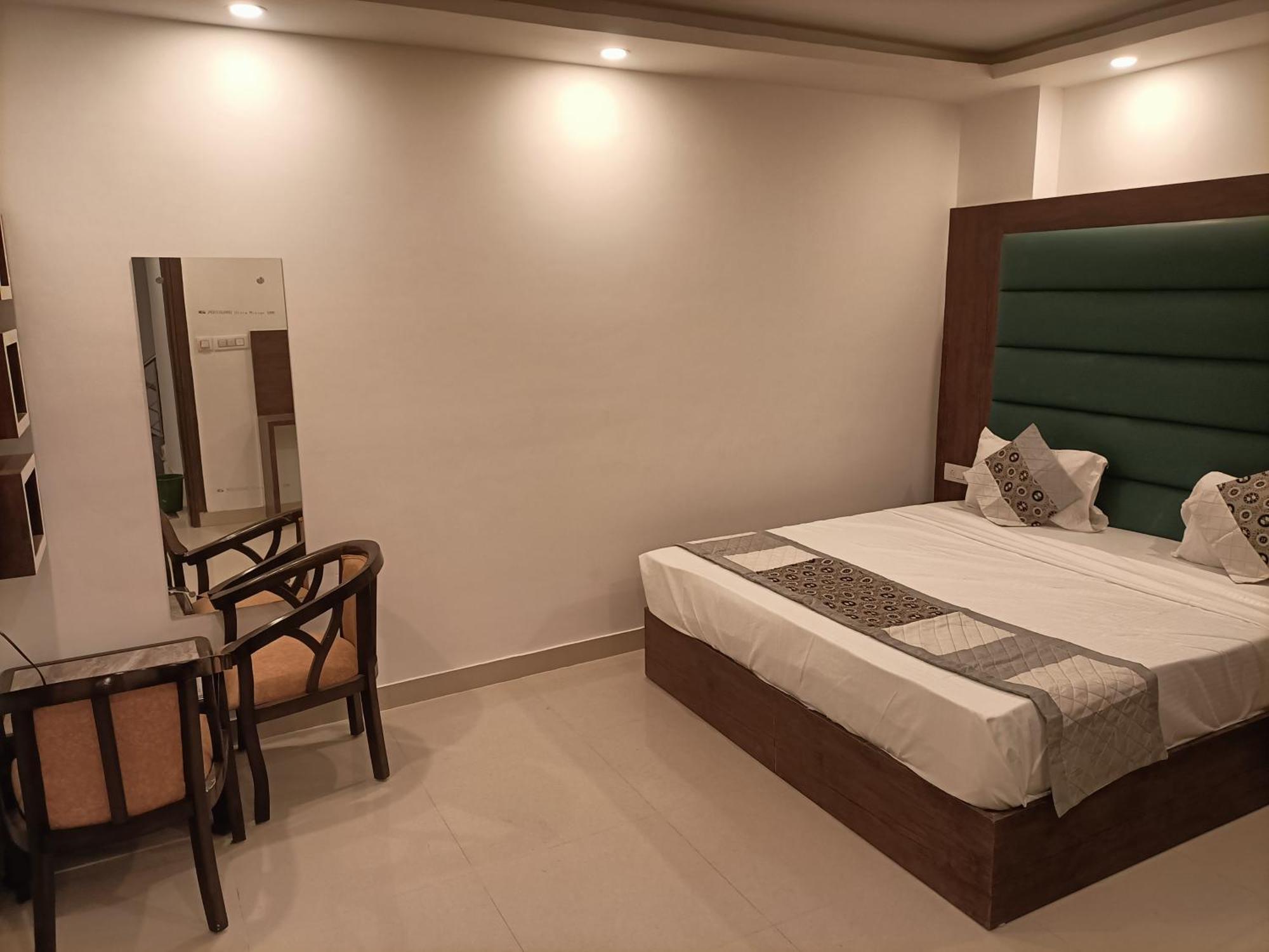 Hotel The Tark Near Delhi Airport 4*