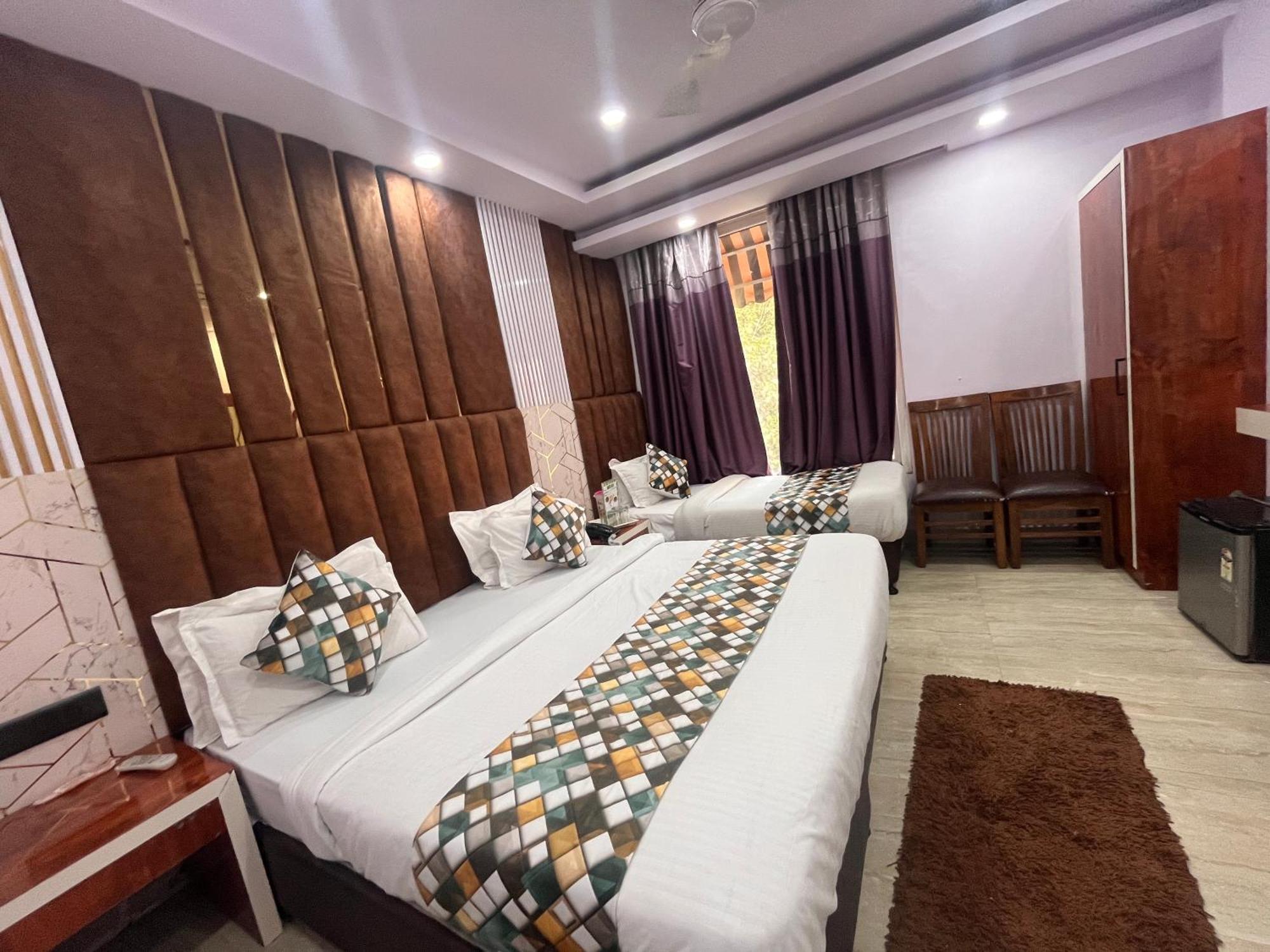 Hotel Embassy Near Rk Ashram Metro 4*