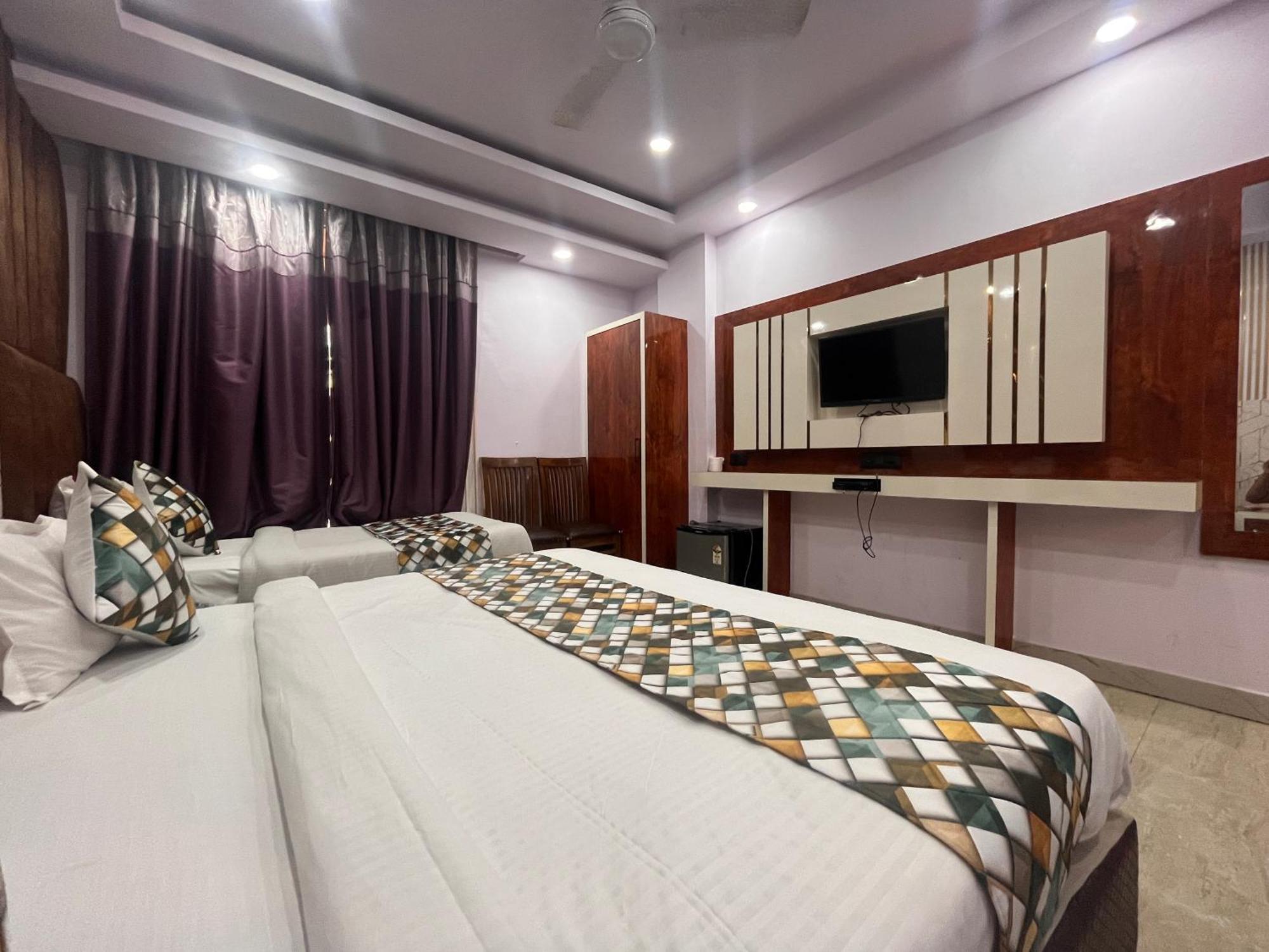Hotel Embassy Near Rk Ashram Metro 4*