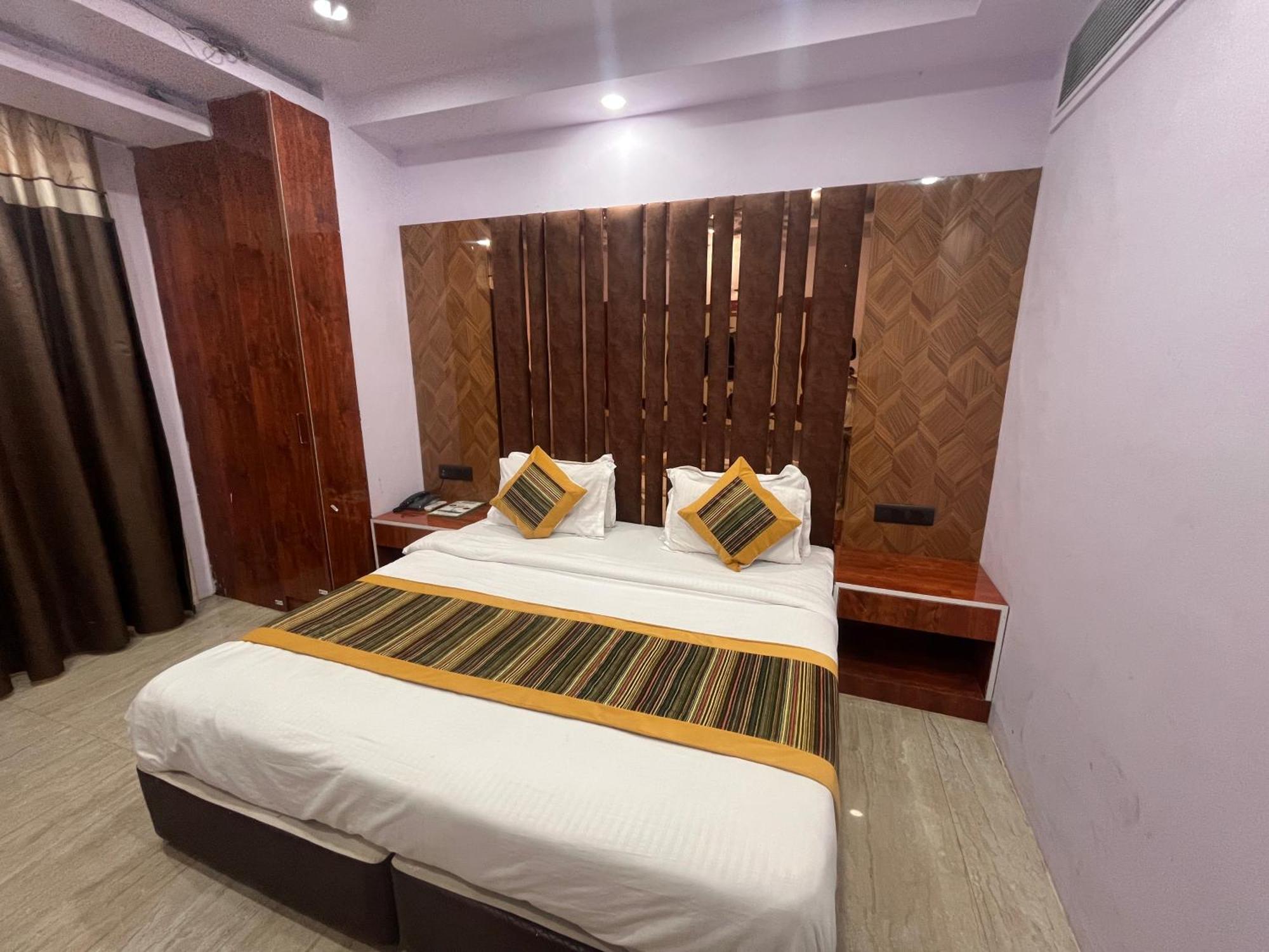 Hotel Embassy Near Rk Ashram Metro 4*