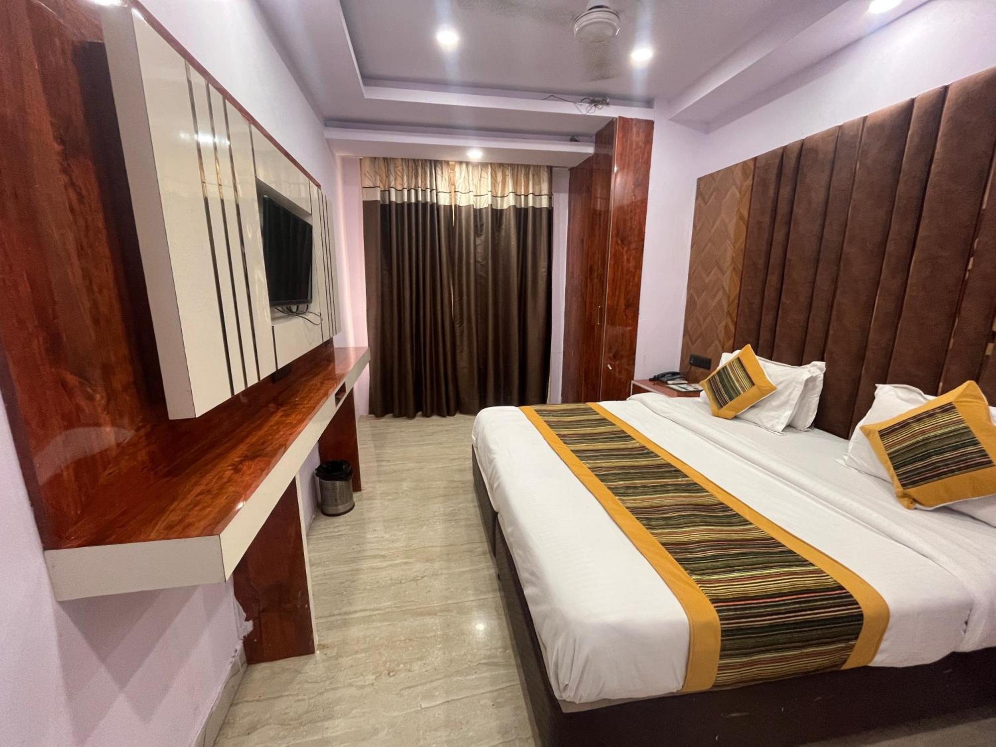 Hotel Embassy Near Rk Ashram Metro 4*