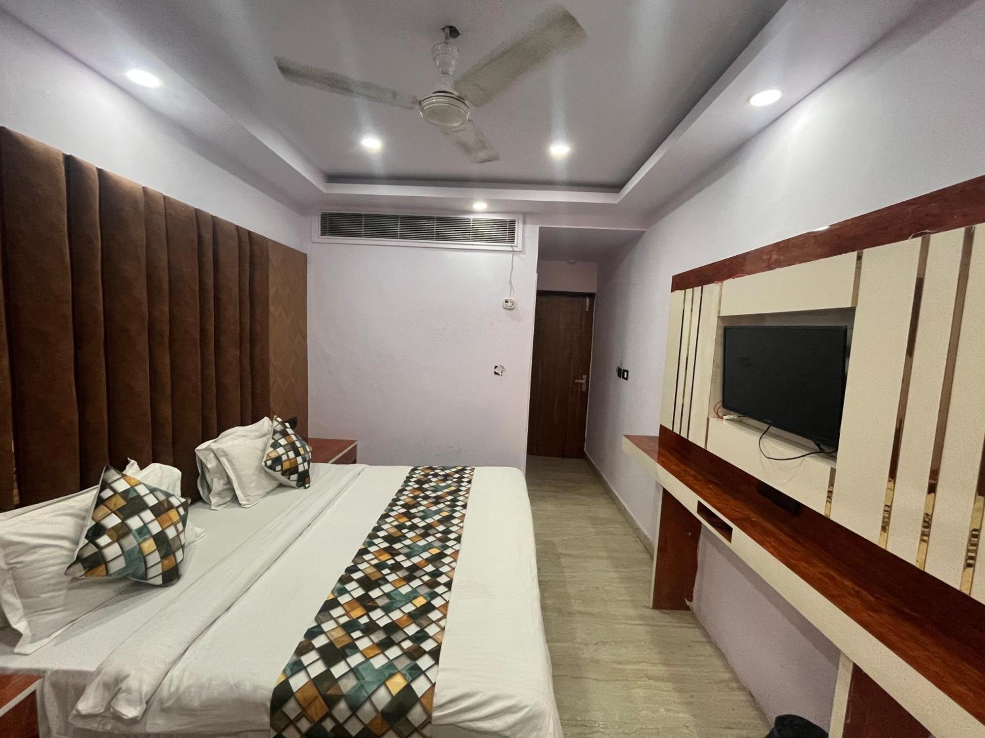 Embassy Near Rk Ashram Metro Hotel 4*