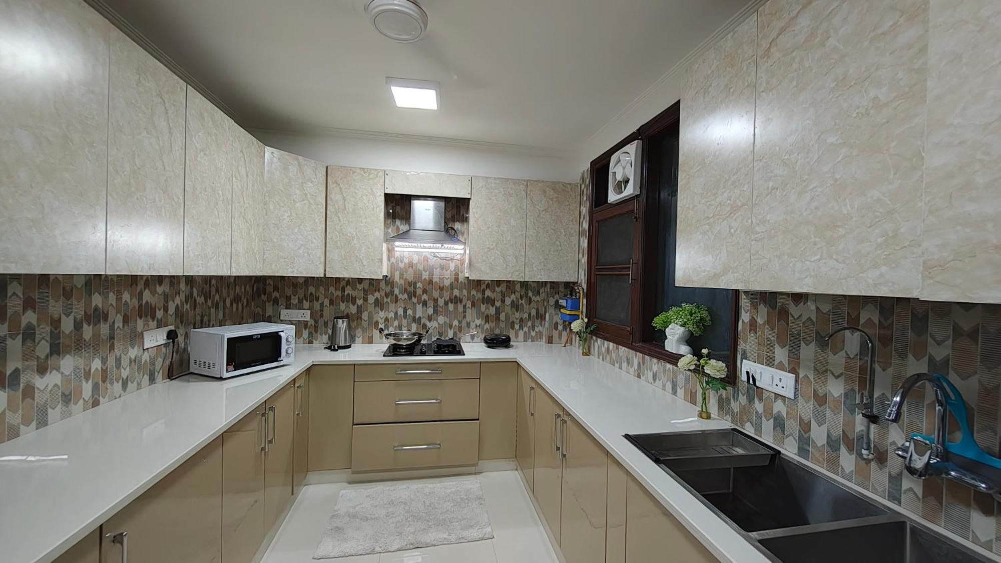Fortune Service 4bhk,j-45 * Nova Deli