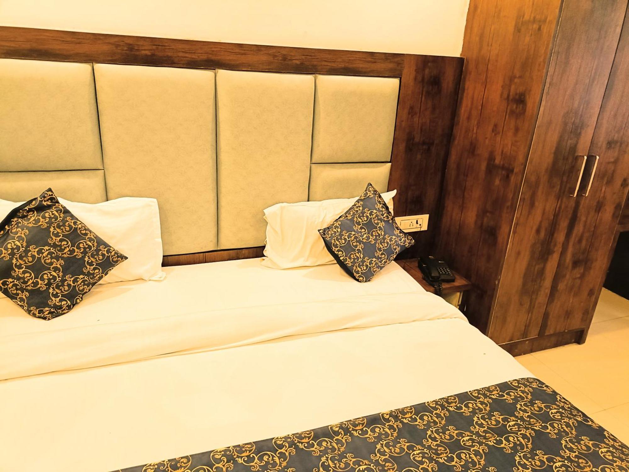 Le Mount Plaza A Family Near Igi Airport Delhi Hotel
