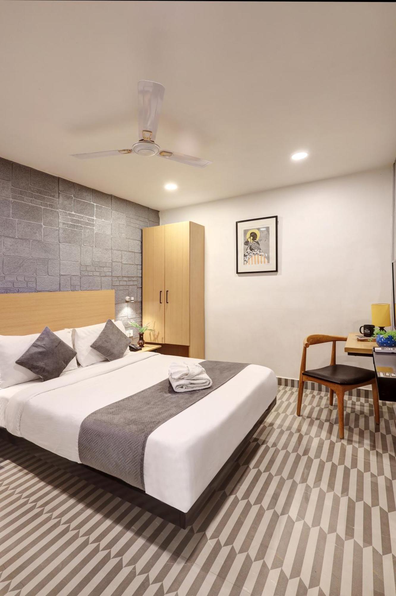 Hotel The Rasa Near Welcome Metro Station 3*