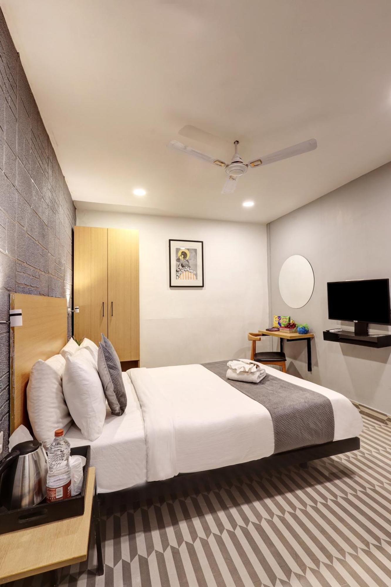 Hotel The Rasa Near Welcome Metro Station