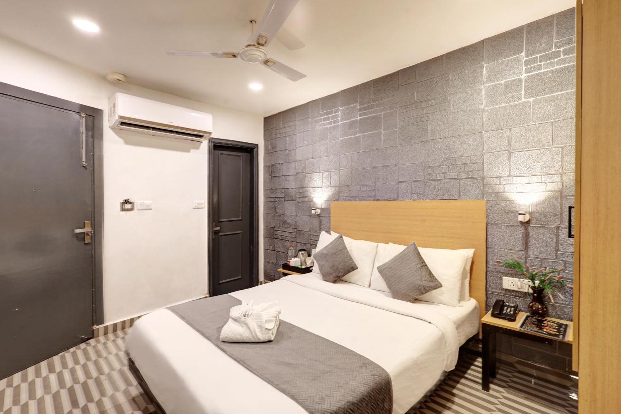 Hotel The Rasa Near Welcome Metro Station 3*