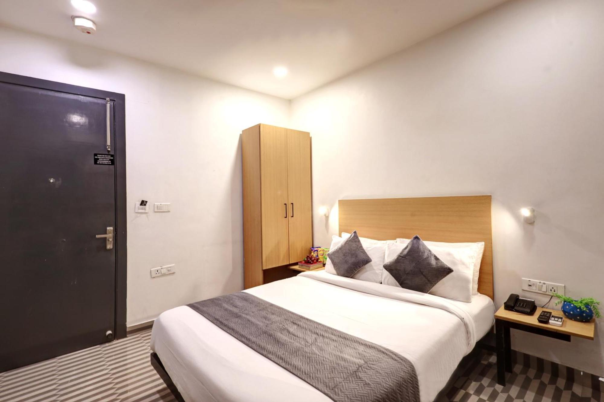 The Rasa Near Welcome Metro Station Hotel