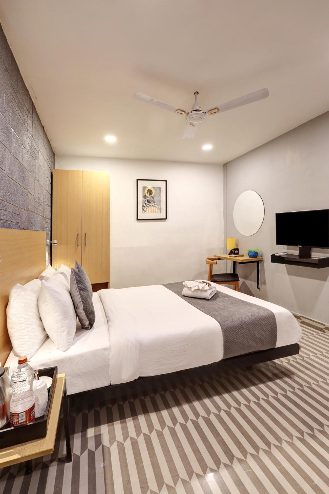 Hotel The Rasa Near Welcome Metro Station