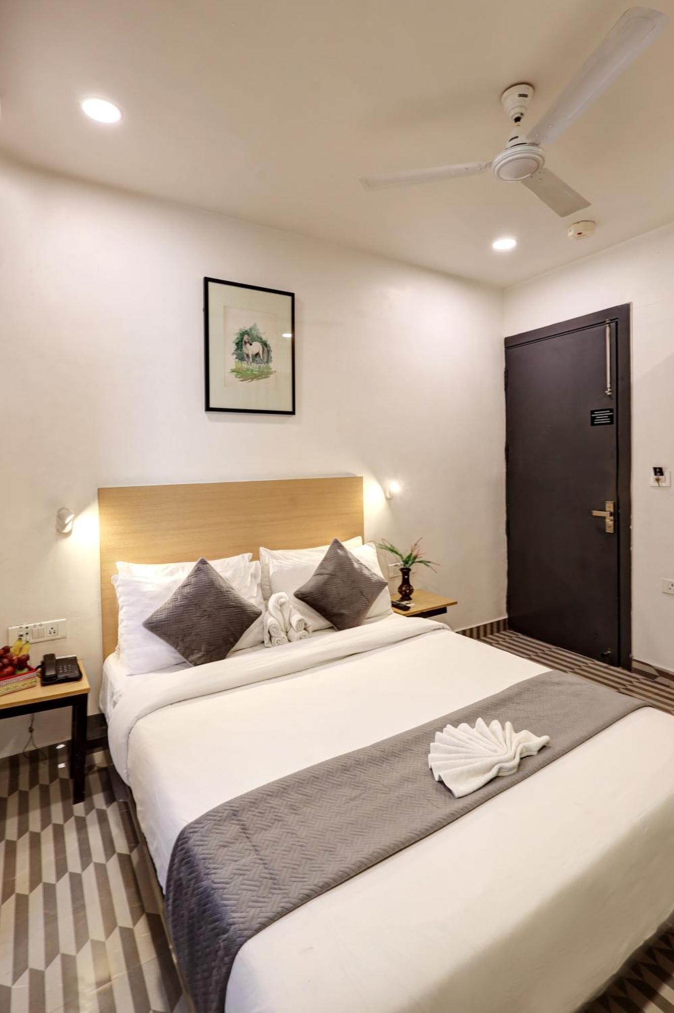 Hotel The Rasa Near Welcome Metro Station 3*