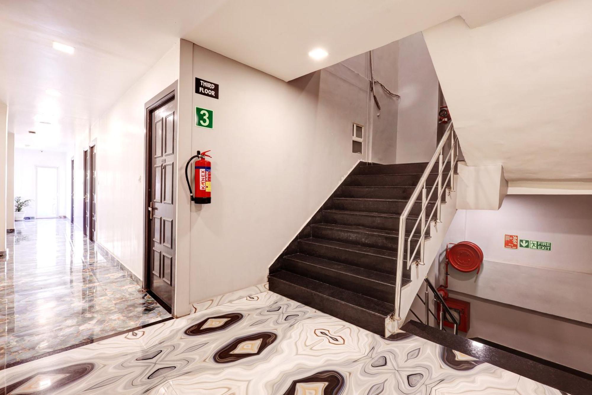 Hotel The Rasa Near Welcome Metro Station