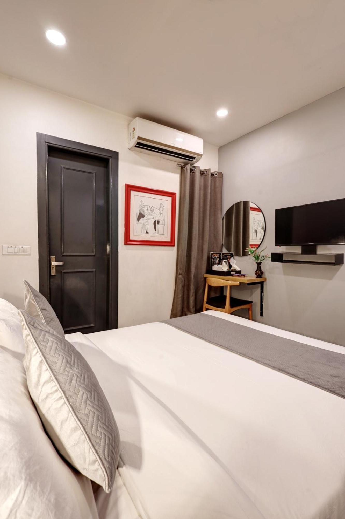 The Rasa Near Welcome Metro Station Hotel 3*