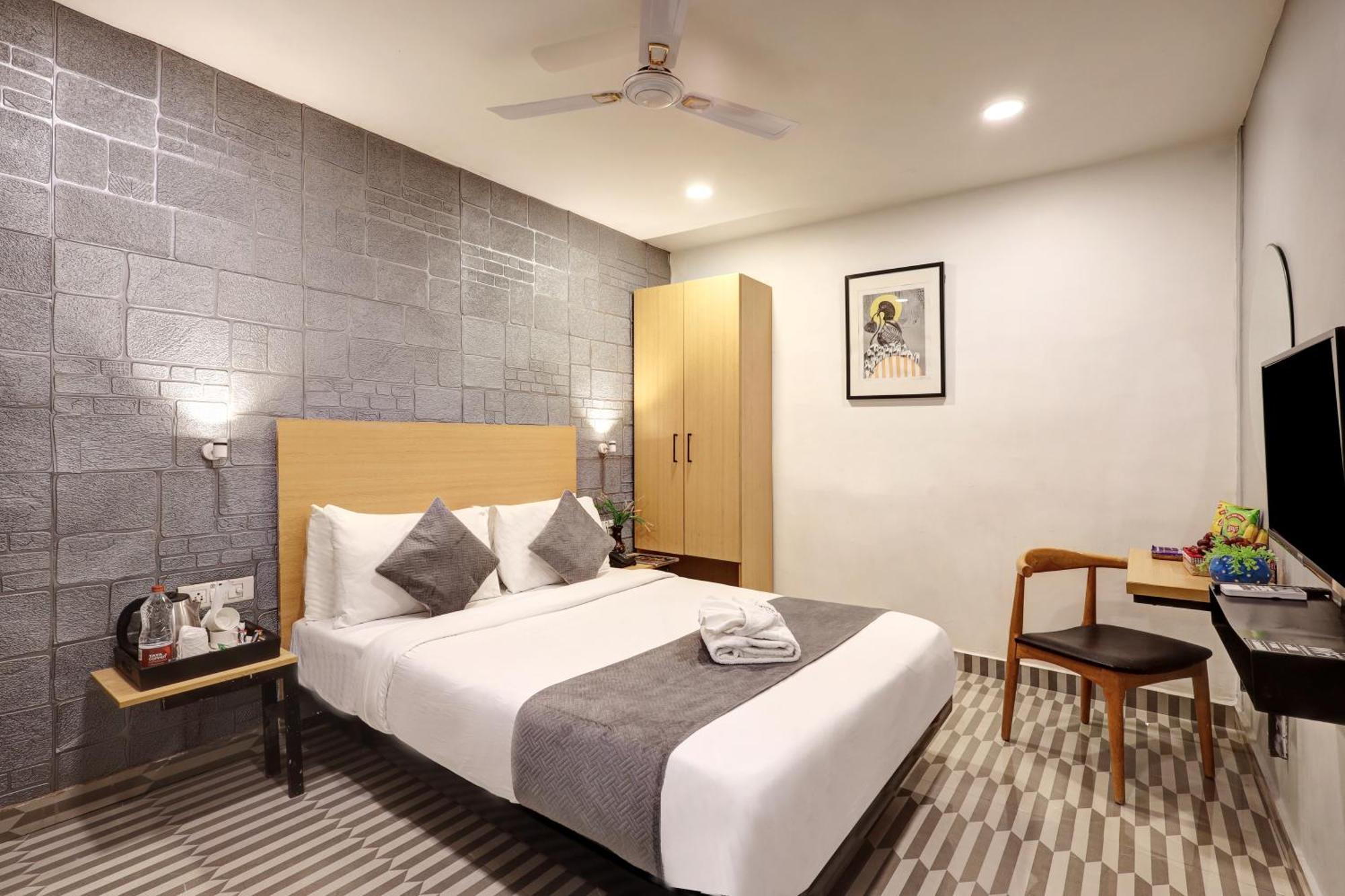 Hotel The Rasa Near Welcome Metro Station 3*