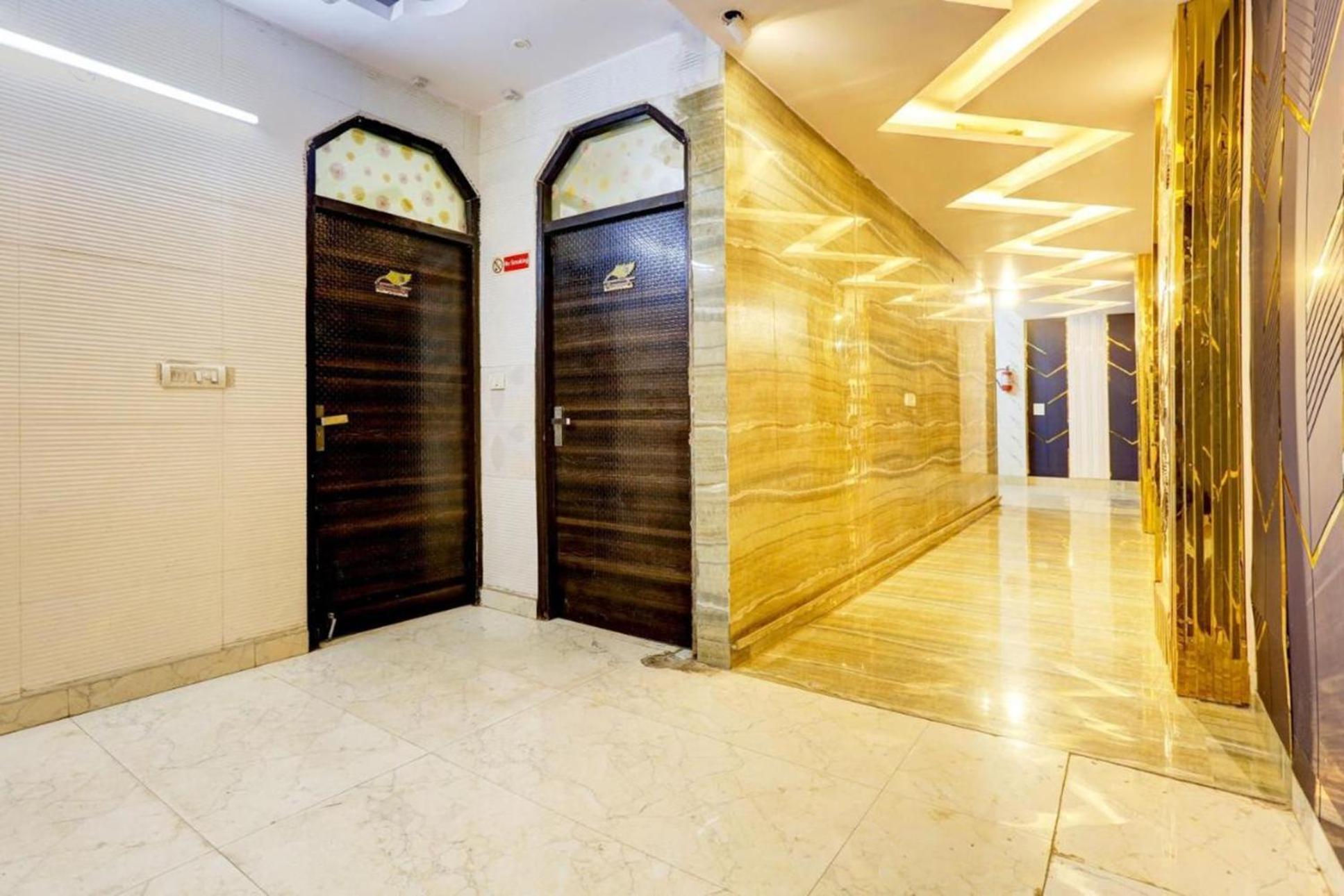 Akash Continental Near Hari Nagar Couple Friendly 3* Nova Deli